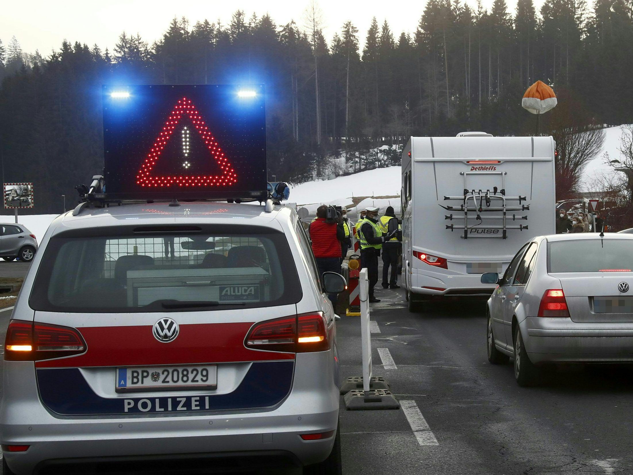 30 Sturmgewehre und zahlreiche Handgranaten wurden in dem Camper gefunden. 30 Sturmgewehre und zahlreiche Handgranaten wurden in dem Camper gefunden.