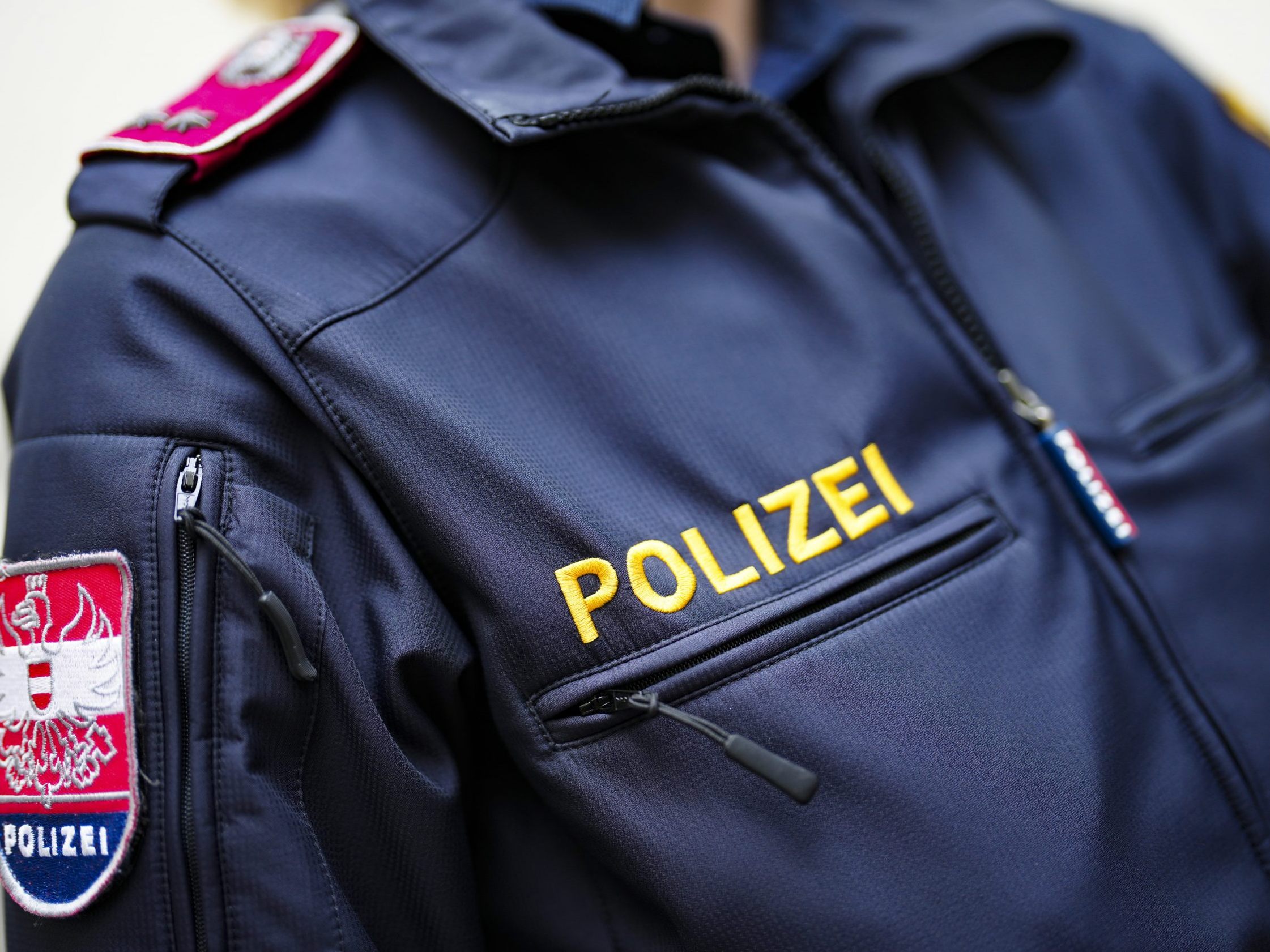 Eine Frau in Wien fiel einem falschen Polizisten zum Opfer. Eine Frau in Wien fiel einem falschen Polizisten zum Opfer.