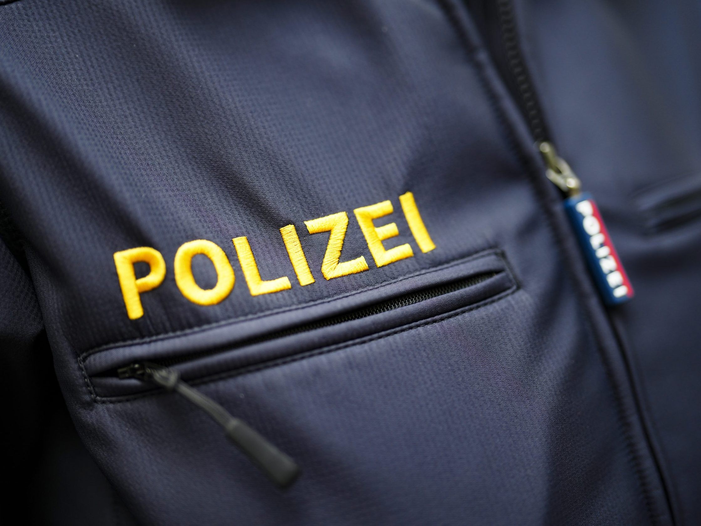 Die Polizei verhaftete den Mann. Die Polizei verhaftete den Mann.