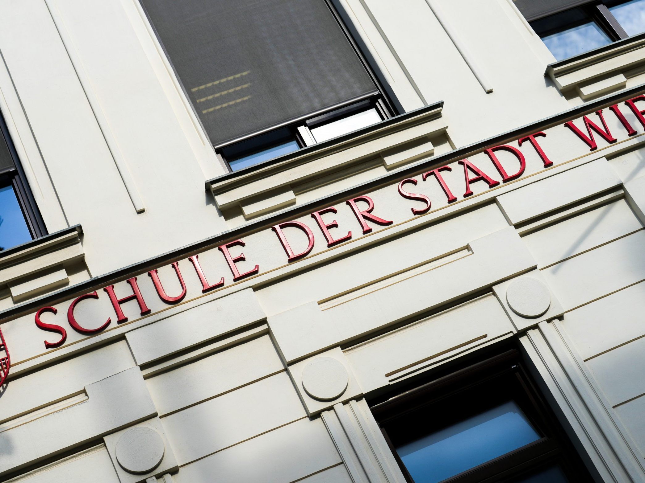 Einschreiben lassen kann man sich nur an einer Wiener Schule. Einschreiben lassen kann man sich nur an einer Wiener Schule.