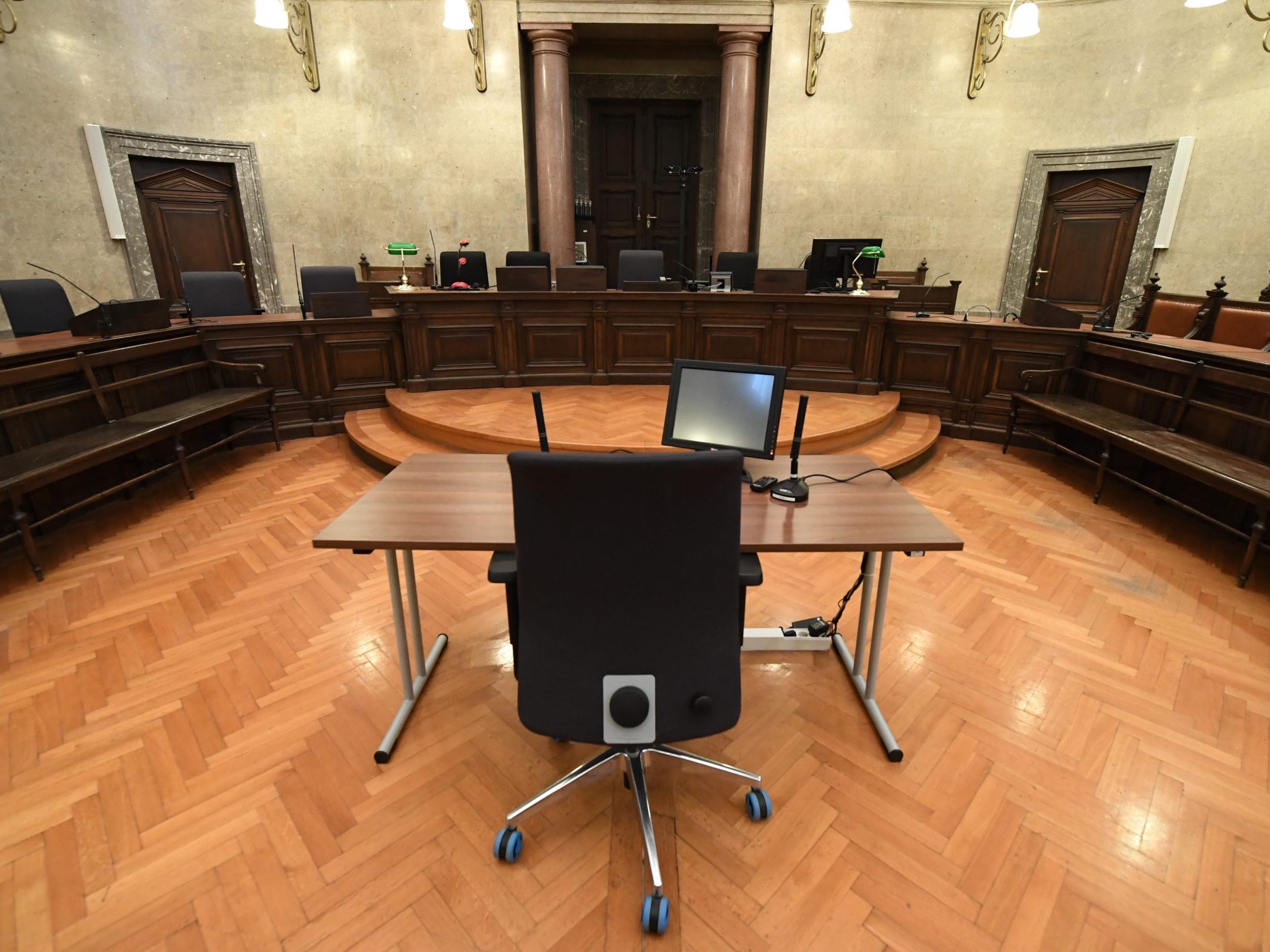 Ein Paketzusteller wurde zu 16 Monaten Haft verurteilt.