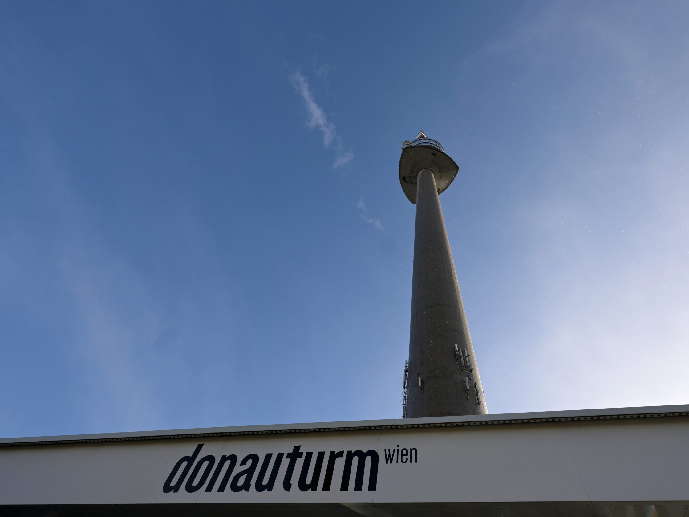 Der Donauturm im 22. Wiener Gemeindebezirk: Das Turm Café dreht sich wieder. Der Donauturm im 22. Wiener Gemeindebezirk: Das Turm Café dreht sich wieder.