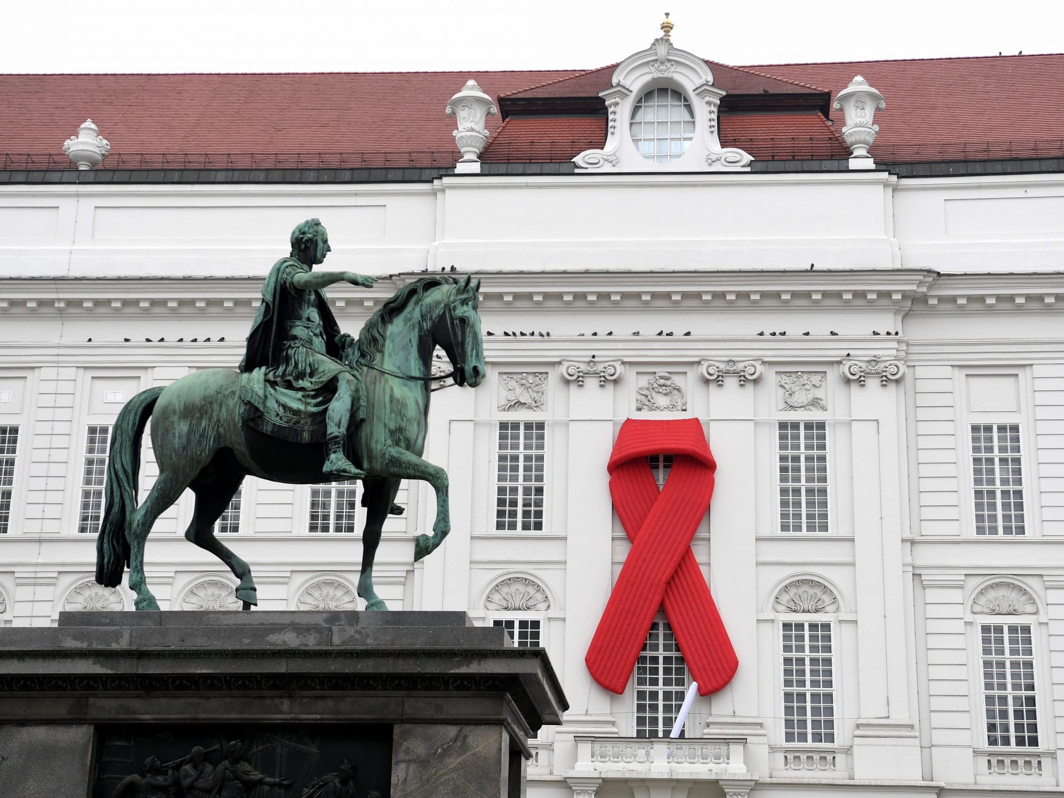 Von HIV-Betroffene leiden oft unter großer Stigmatisierung durch die Gesellschaft. Von HIV-Betroffene leiden oft unter großer Stigmatisierung durch die Gesellschaft.