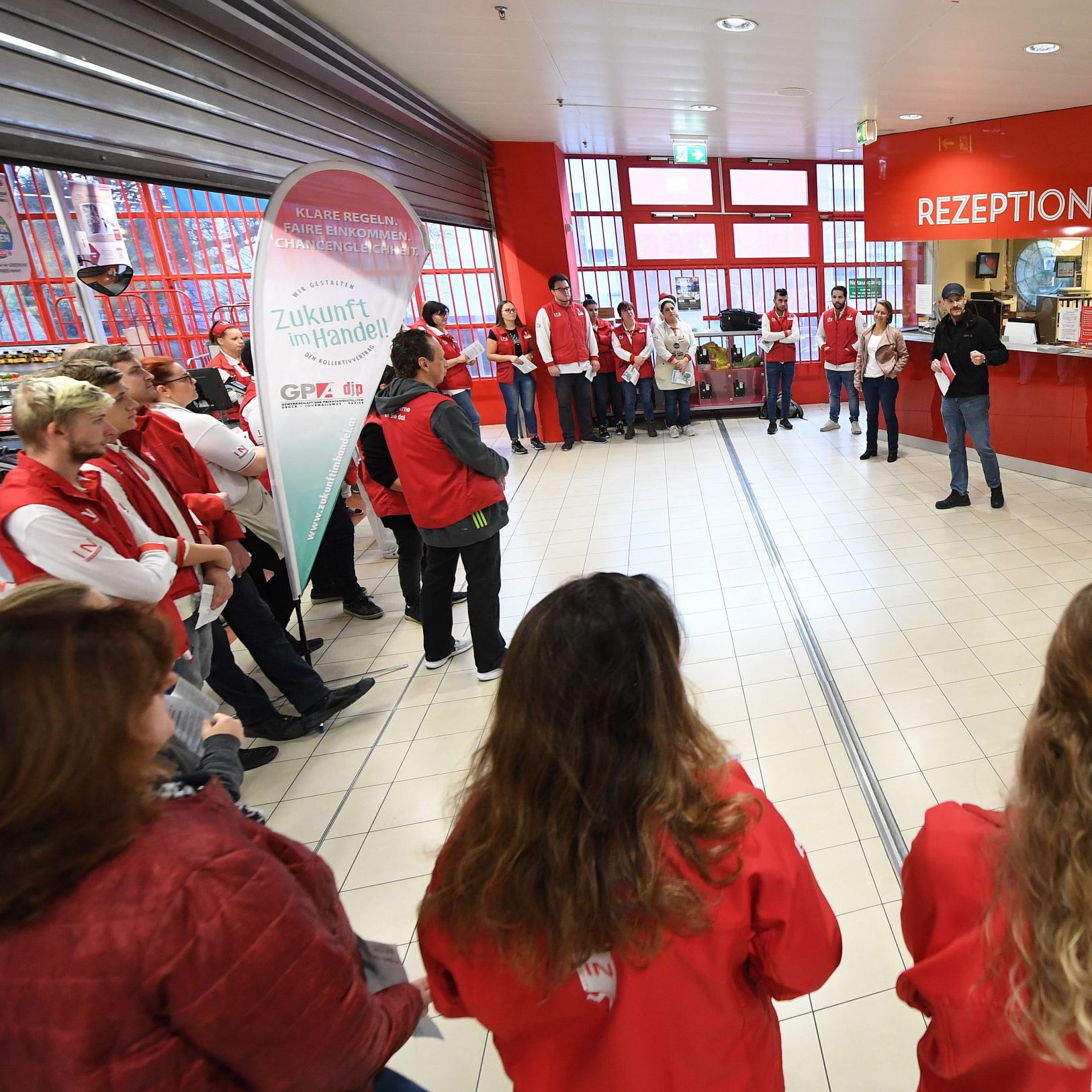 Im Handel starten Betriebsversammlungen.