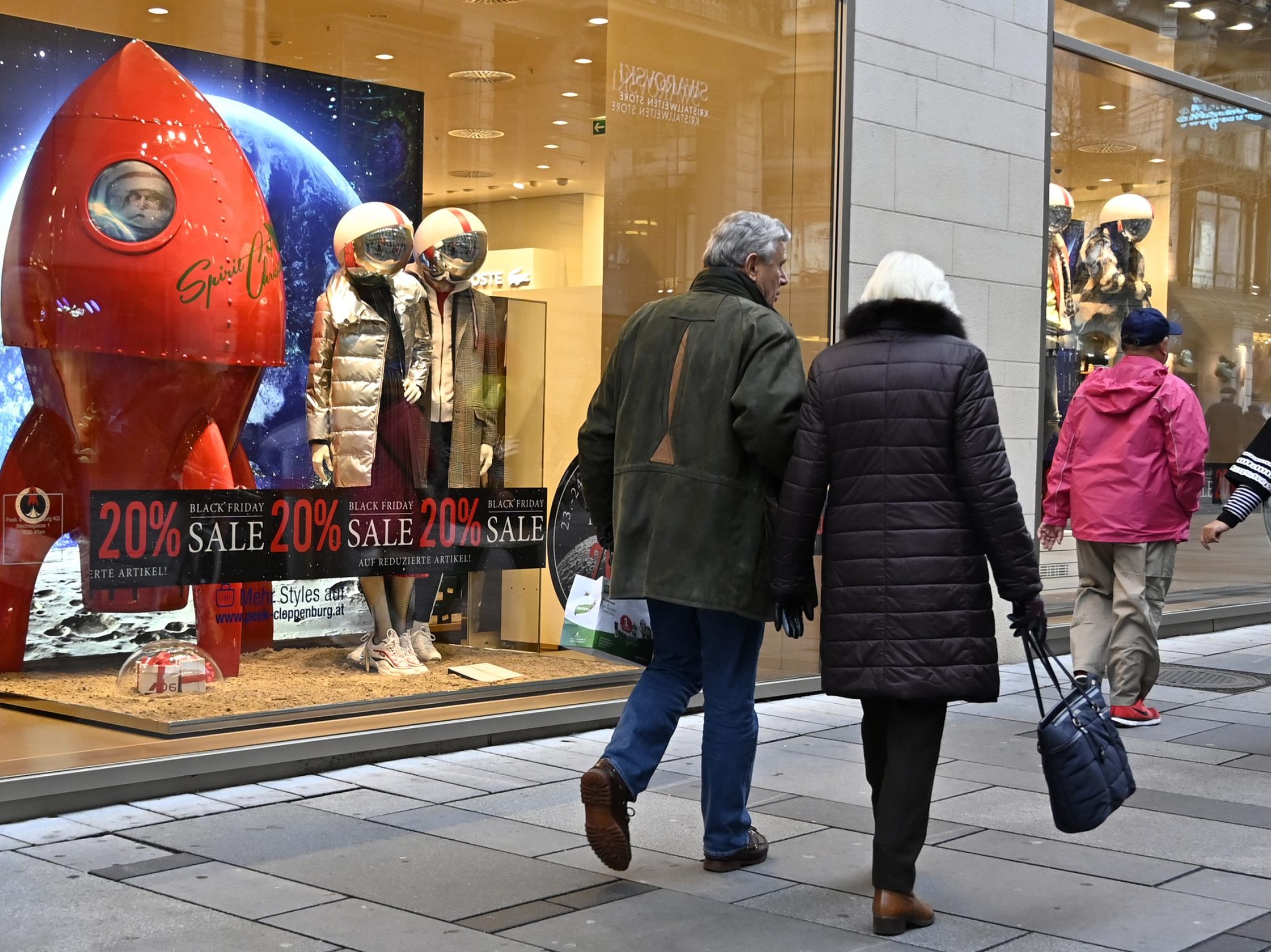 Auch die Geschäfte in Wien beteiligen sich zunehmend an der Black Friday Rabattaktion. Auch die Geschäfte in Wien beteiligen sich zunehmend an der Black Friday Rabattaktion.