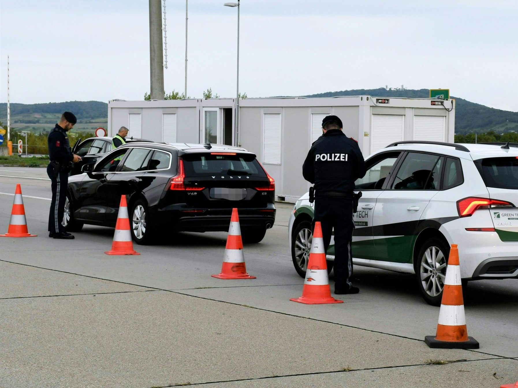Österreich verlängert die Grenzkontrollen zur Slowakei.