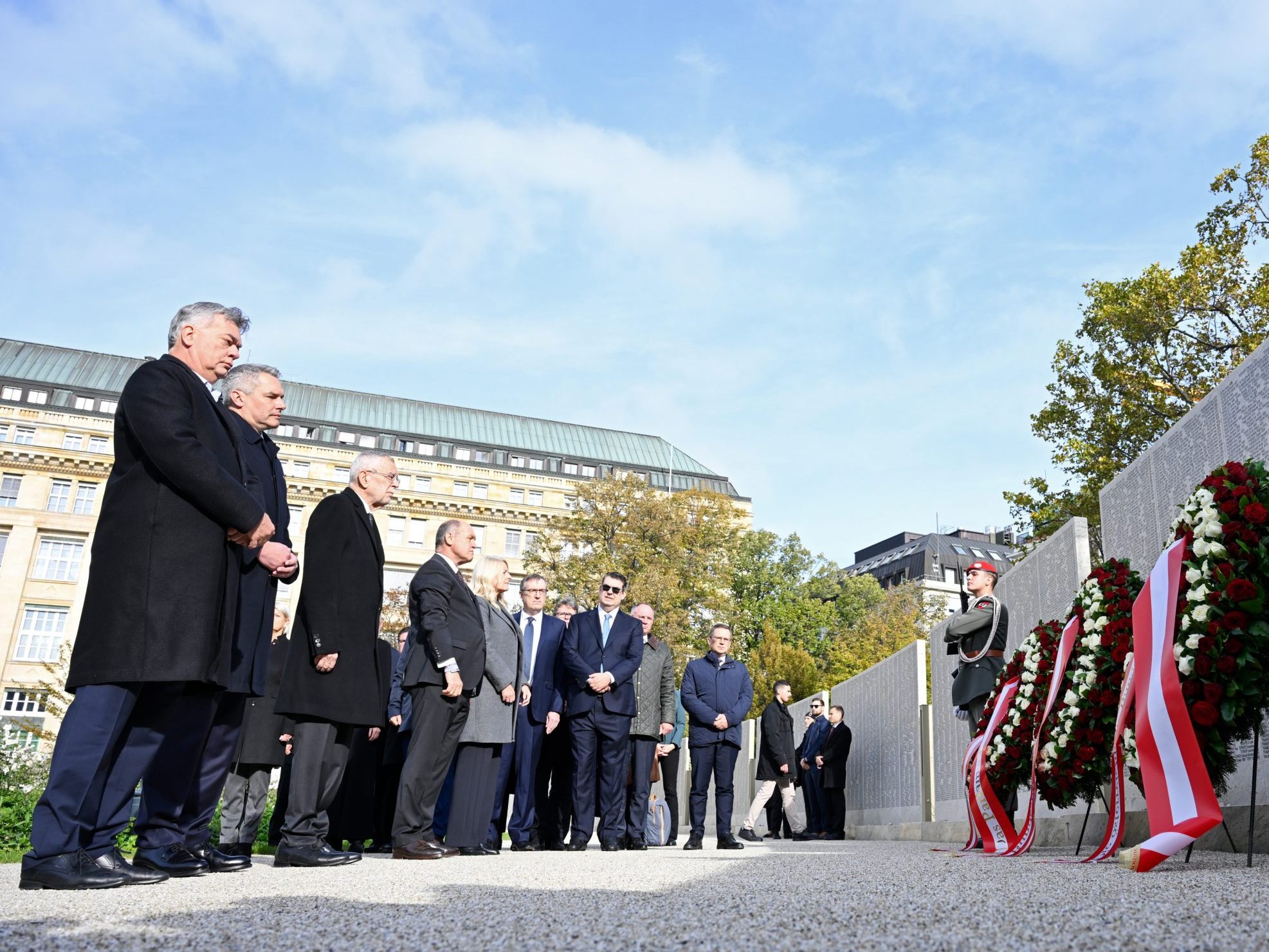 Die Regierung nahm an einer Kranzniederlegung in Gedenken an die Novemberpogrome teil. Die Regierung nahm an einer Kranzniederlegung in Gedenken an die Novemberpogrome teil.