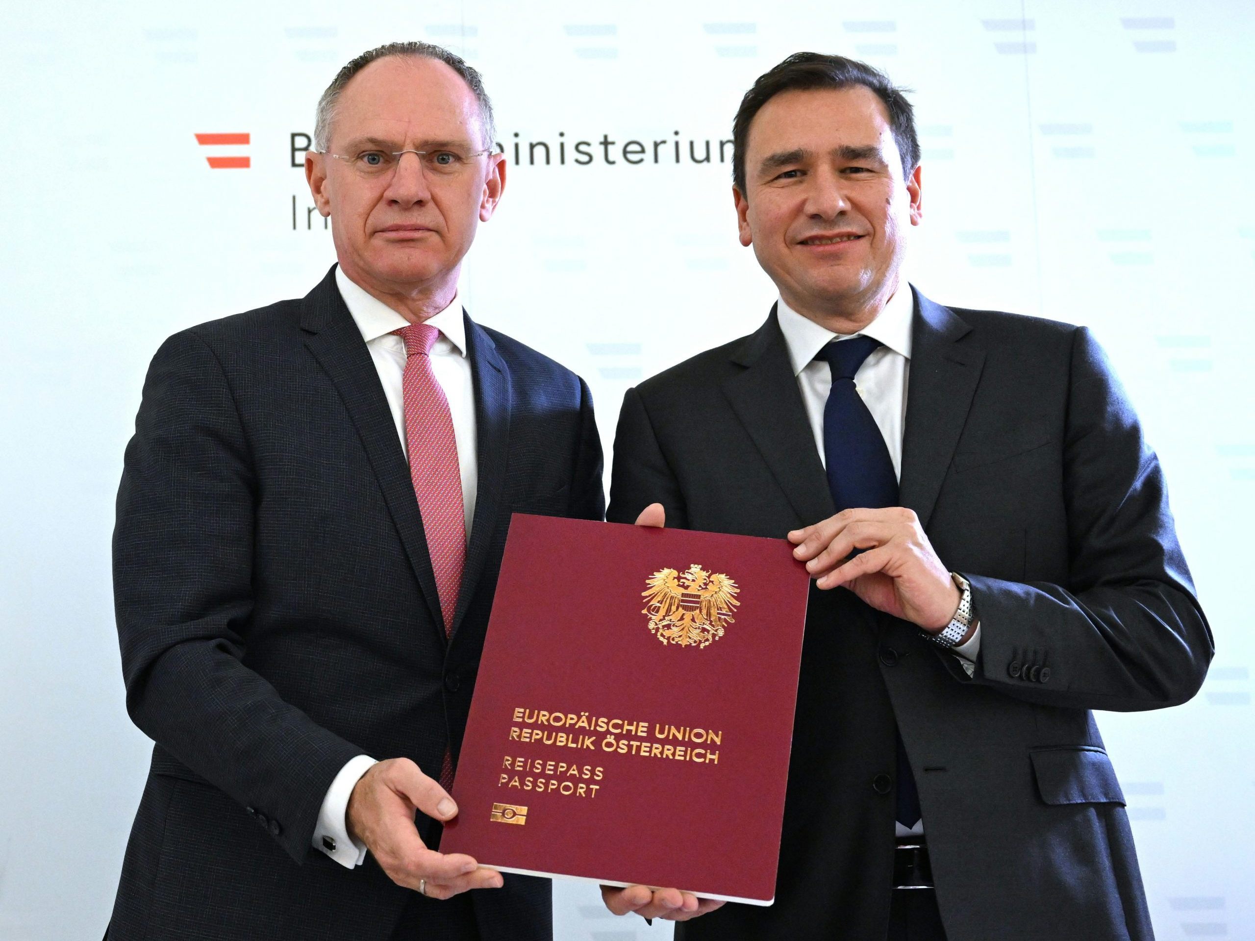 Karner und Lackner präsentierten den neuen Reisepass.