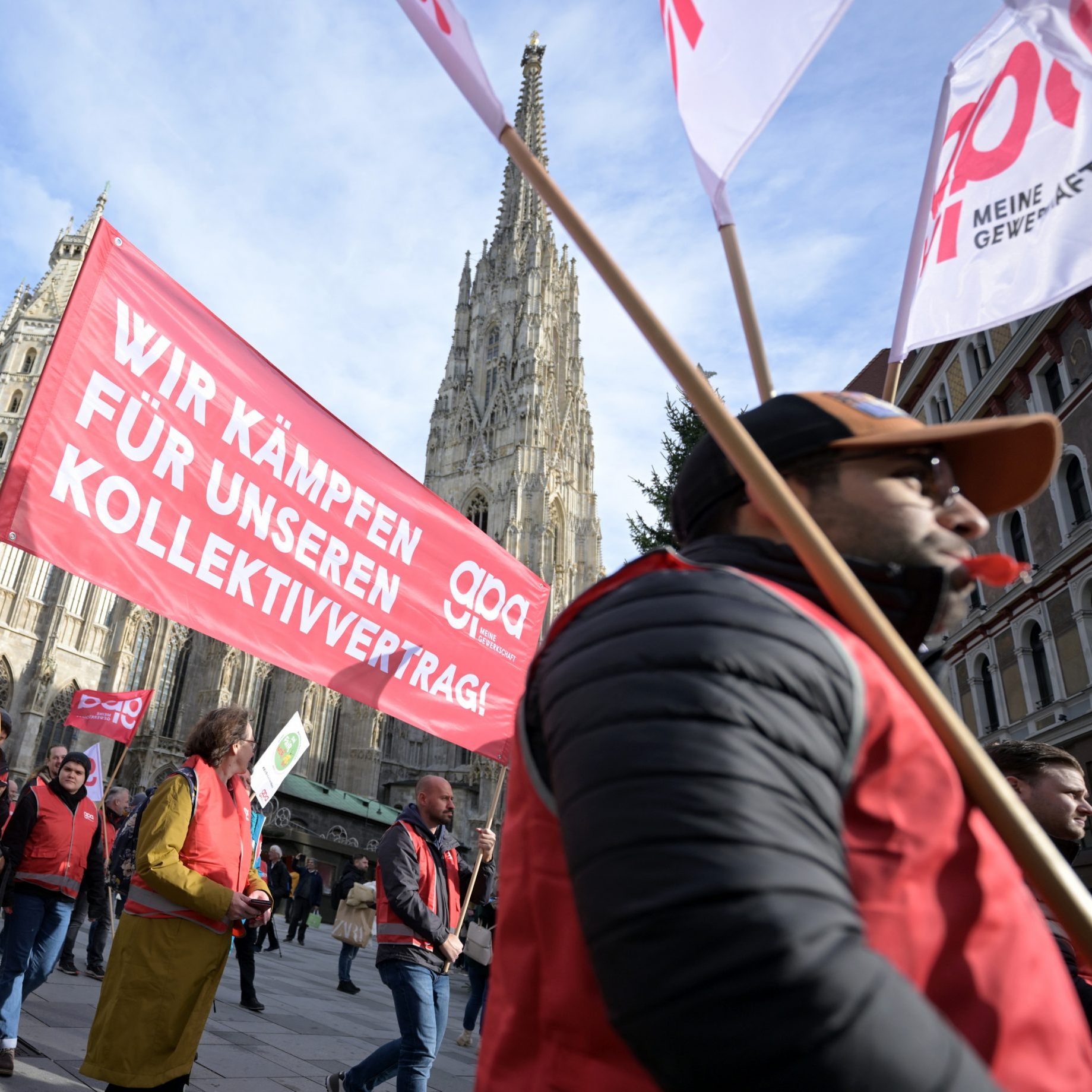 Die Handelsangestellten demonstrieren in Wien und Salzburg für mehr Gehalt.