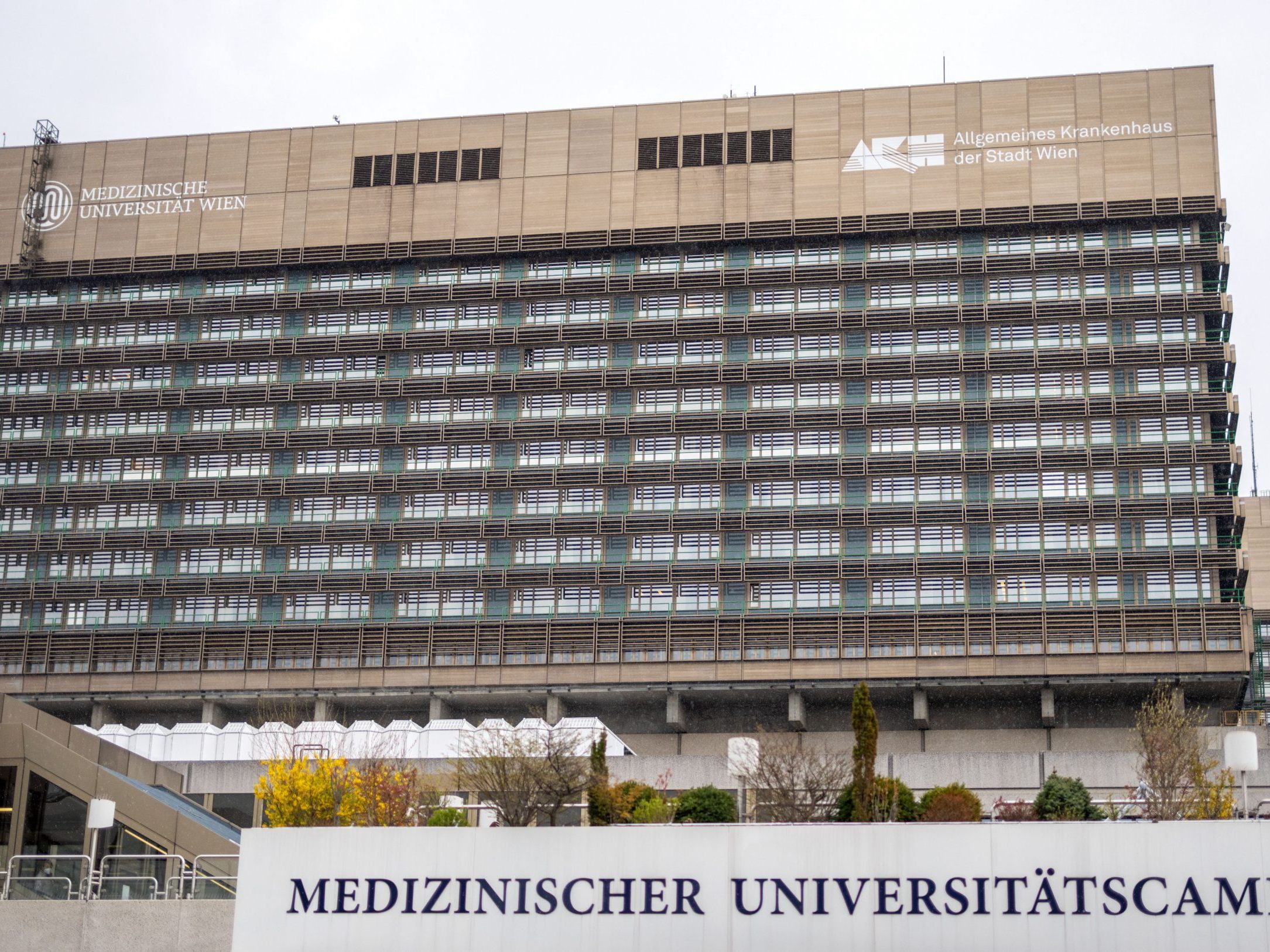 Der Häftling konnte inzwischen wieder gefasst werden. Der Häftling konnte inzwischen wieder gefasst werden.