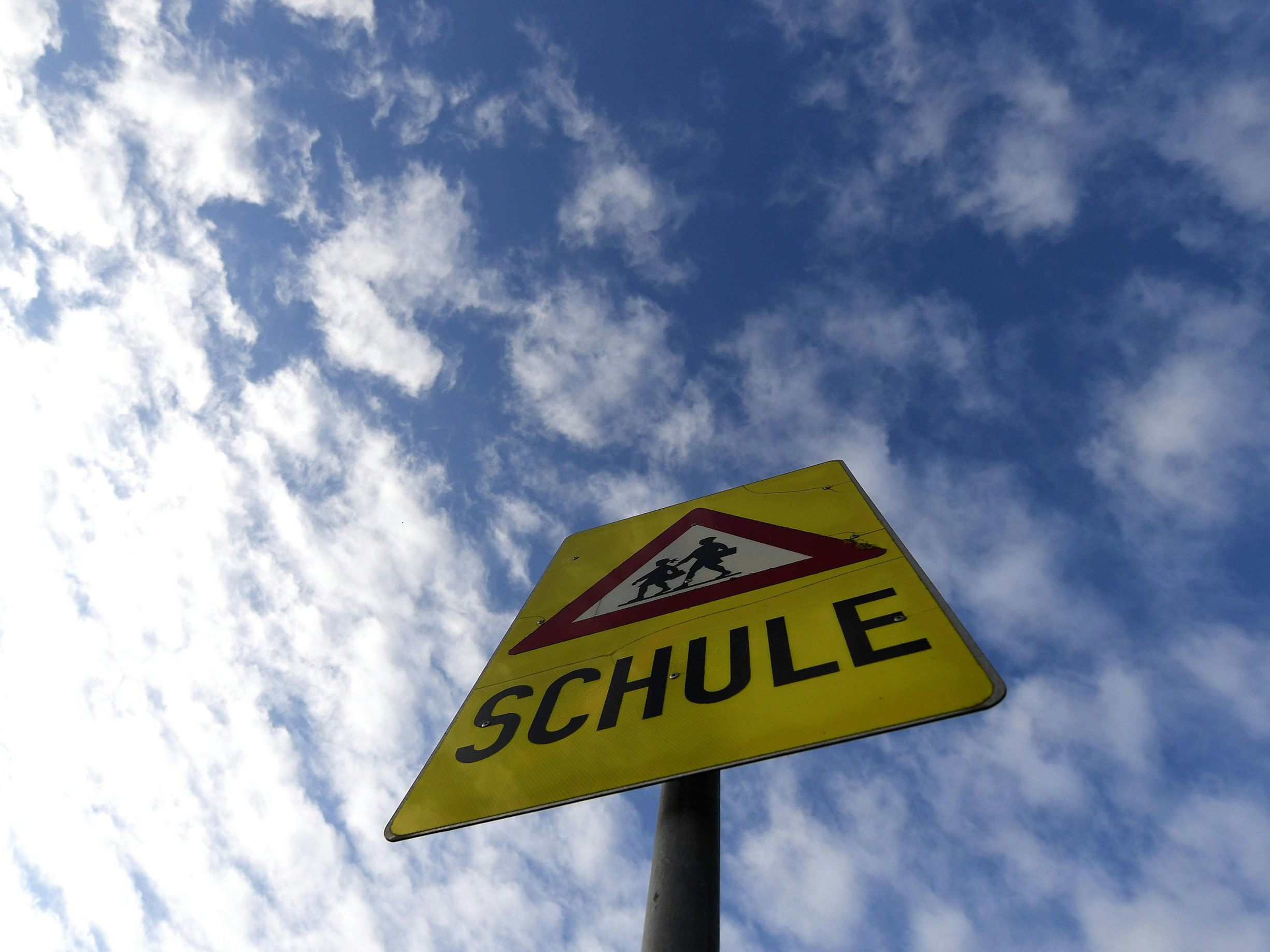Auch Schüler mit anderen als körperlichen Behinderungen sollen durch den Erlass die Möglichkeit auf eine Persönliche Assistenz bekommen. Auch Schüler mit anderen als körperlichen Behinderungen sollen durch den Erlass die Möglichkeit auf eine Persönliche Assistenz bekommen.