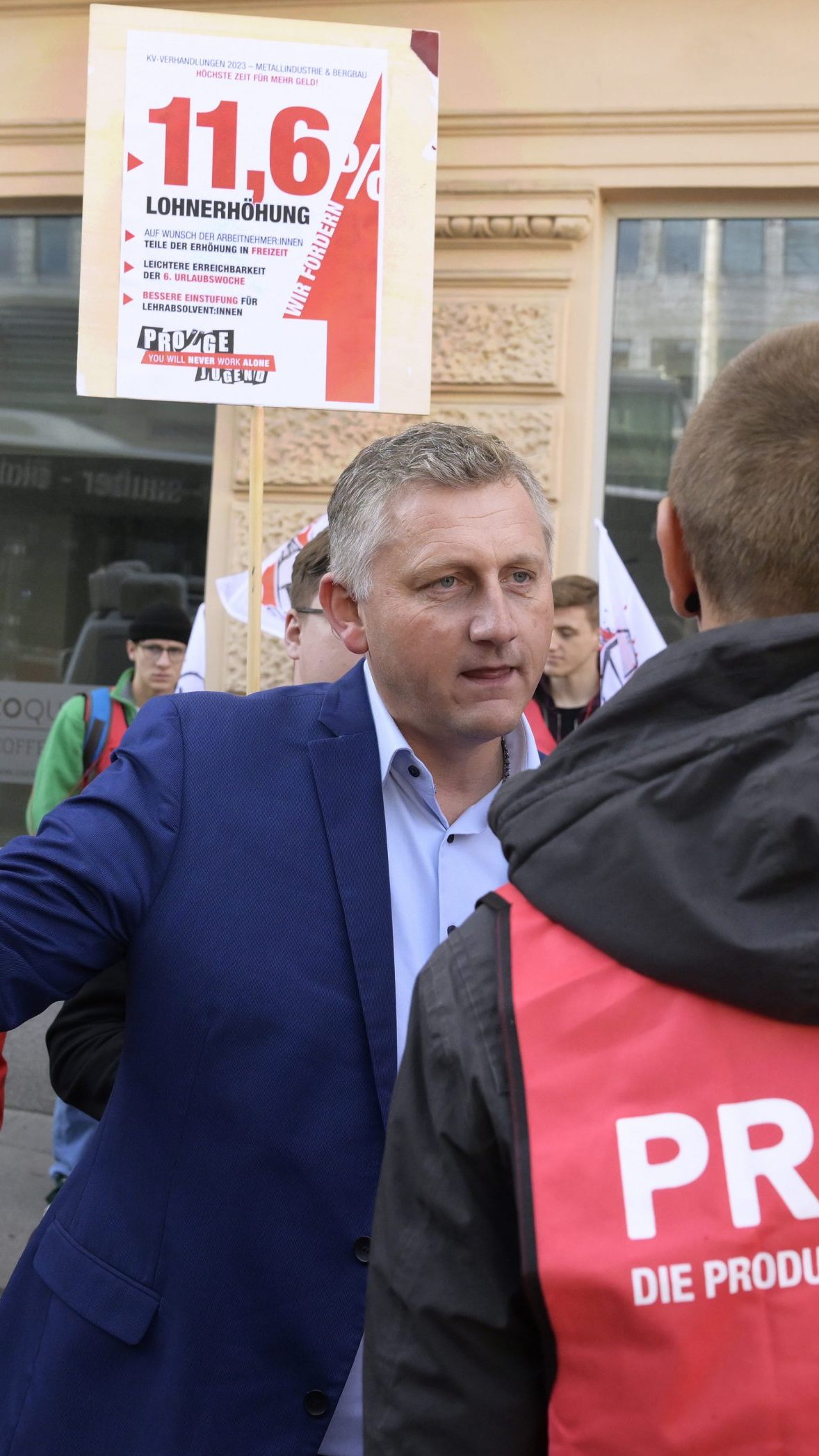 Die Warnstreiks nach den Metaller-KV-Verhandlungen starten am Montag.