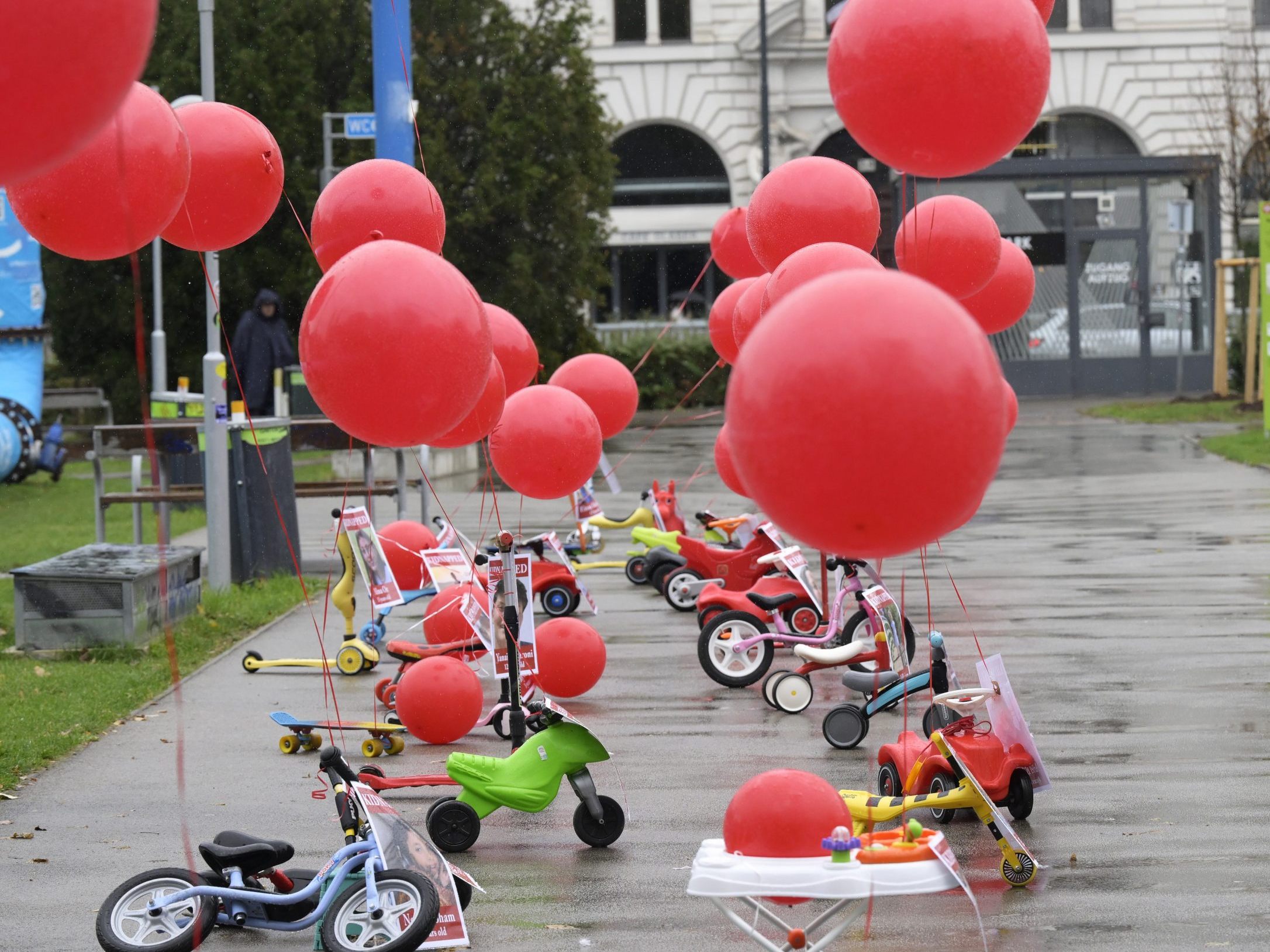 Luftballons und Kinderfahrzeuge im Rahmen einer Kundgebung in Wien. Luftballons und Kinderfahrzeuge im Rahmen einer Kundgebung in Wien.