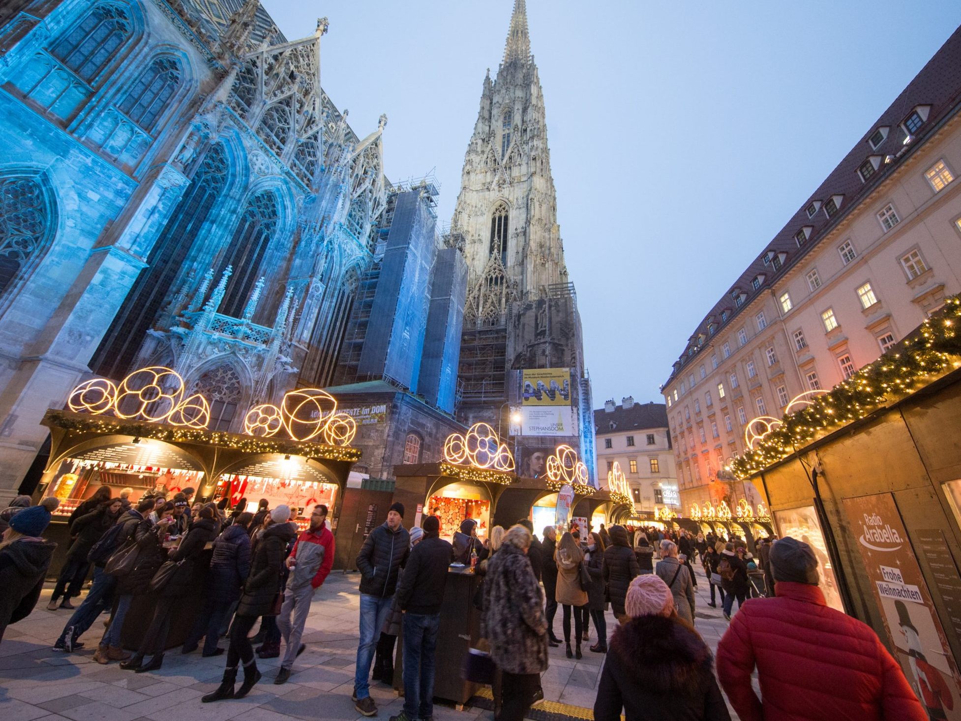 Der Weihnachtsmarkt am Wiener Stephansplatz zeigt sich auch heuer wieder von seiner besten Seite.