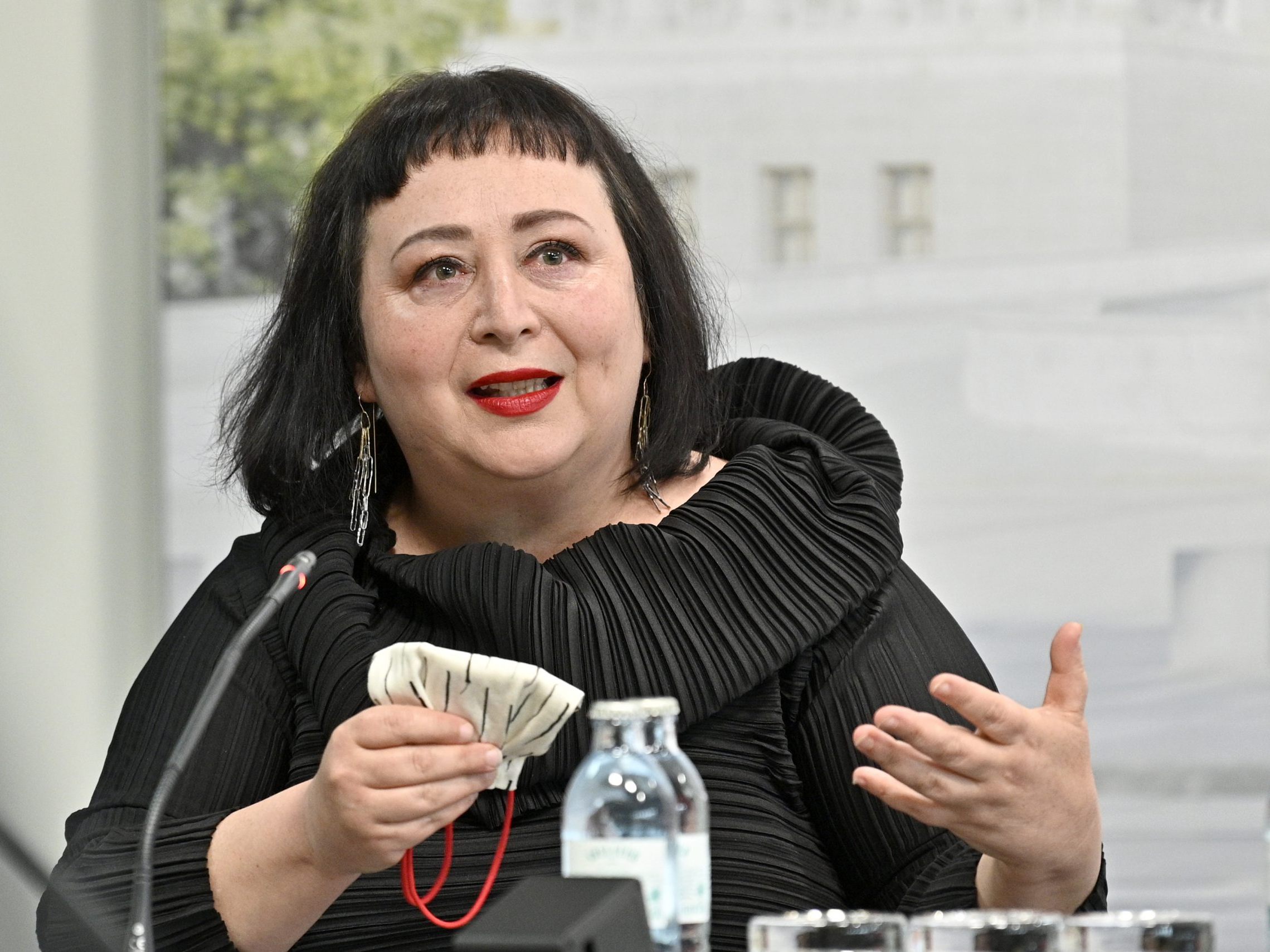 Julya Rabinowichs neues Buch heißt "Momente wie diese - 40 Geschichten aus 40 Jahren Donauinselfest". Julya Rabinowichs neues Buch heißt "Momente wie diese - 40 Geschichten aus 40 Jahren Donauinselfest".