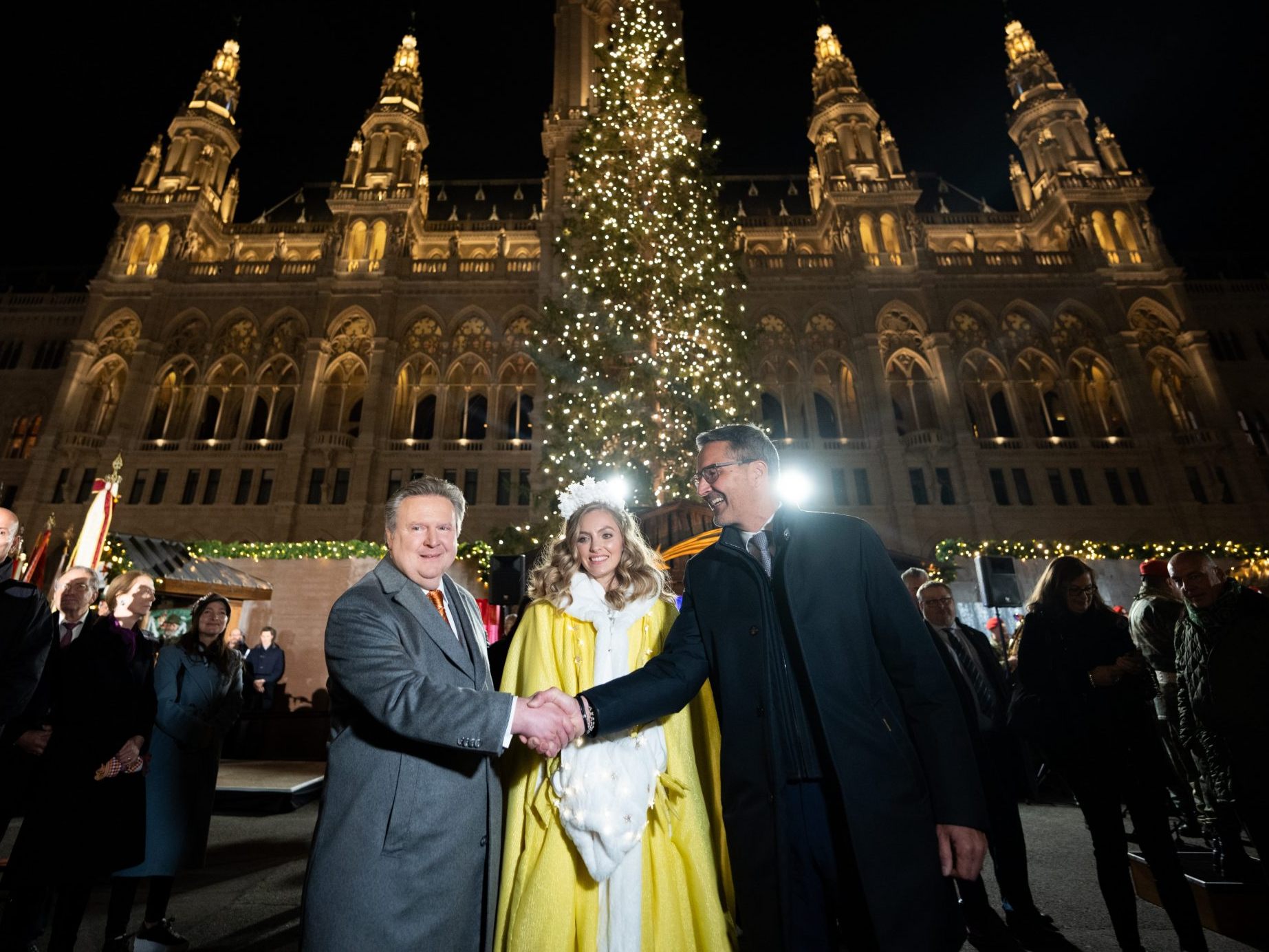 Der Christbaum am Wiener Rathausplatz leuchtet wieder.