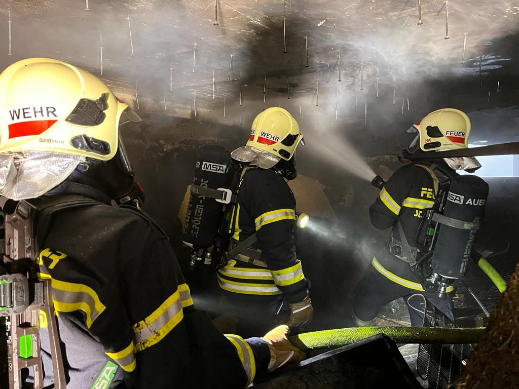 Ein Wohnhausbrand in St. Pölten beschäftigte die Feuerwehr. Ein Wohnhausbrand in St. Pölten beschäftigte die Feuerwehr.