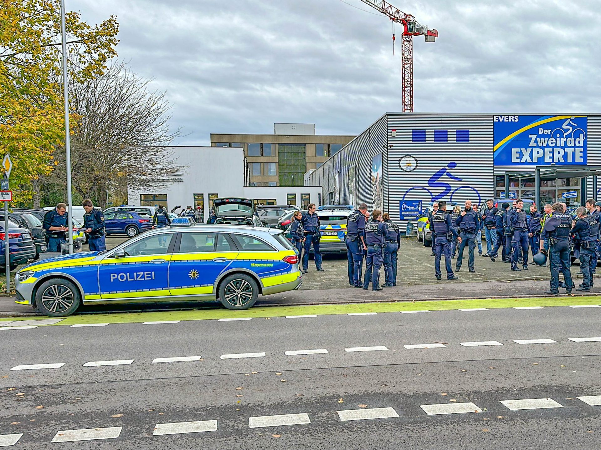 Bei einem Großeinsatz der Polizei an einer Schule ist ein Tatverdächtiger festgenommen worden. Bei einem Großeinsatz der Polizei an einer Schule ist ein Tatverdächtiger festgenommen worden.