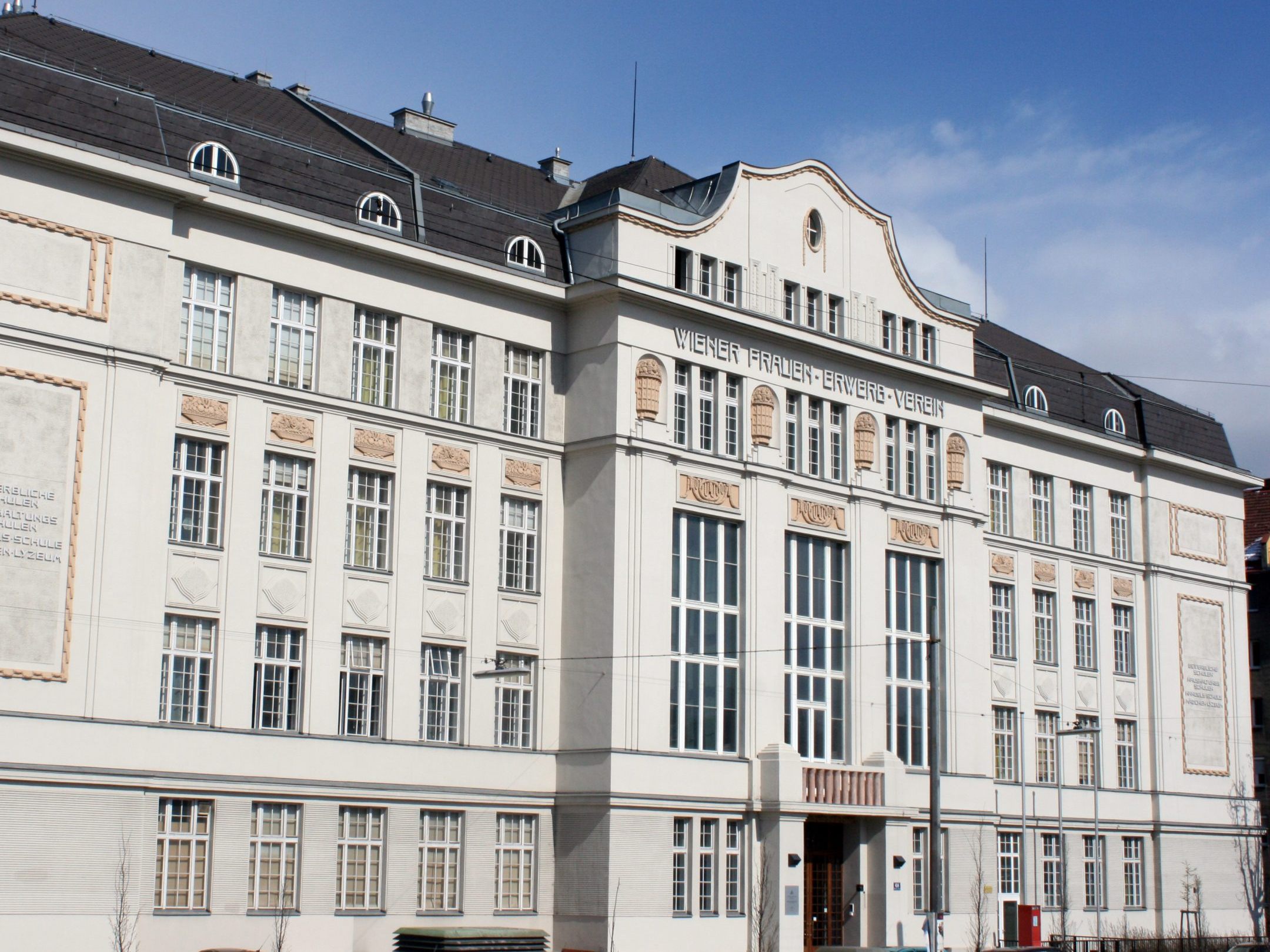 Die Frontansicht der Sir-Karl-Popper-Schule in Wien-Wieden. Die Popper-Schule ist in das öffentliche Wiedner Gymnasium integriert und wird als "Schulversuch für Hochbegabte" von der neunten bis zur zwölften Schulstufe geführt.