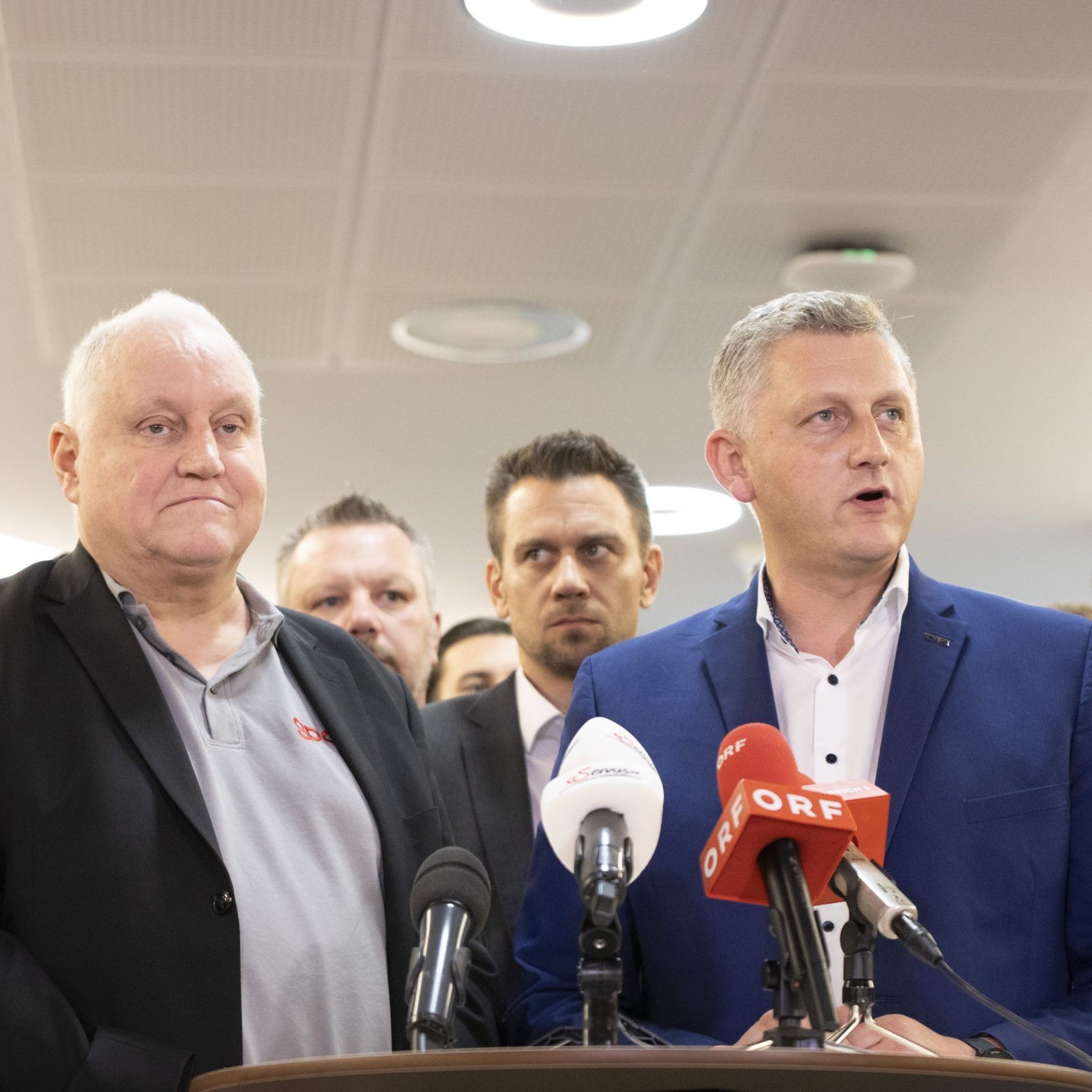 Die Verhandlungen gehen zu Mittag weiter.