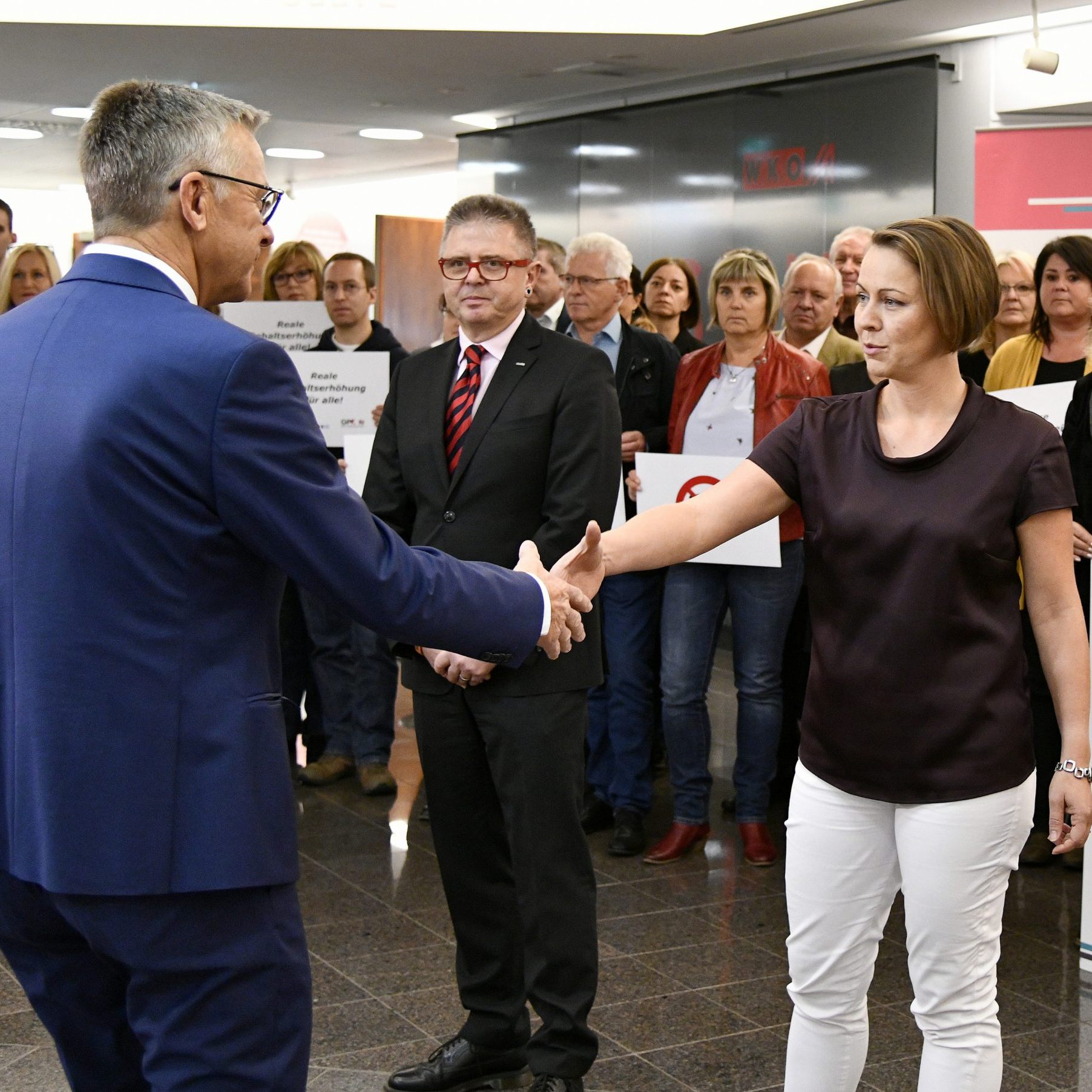 Die Arbeitnehmer wollen 11 Prozent mehr Geld, von der Unternehmerseite liegt noch kein Angebot vor.