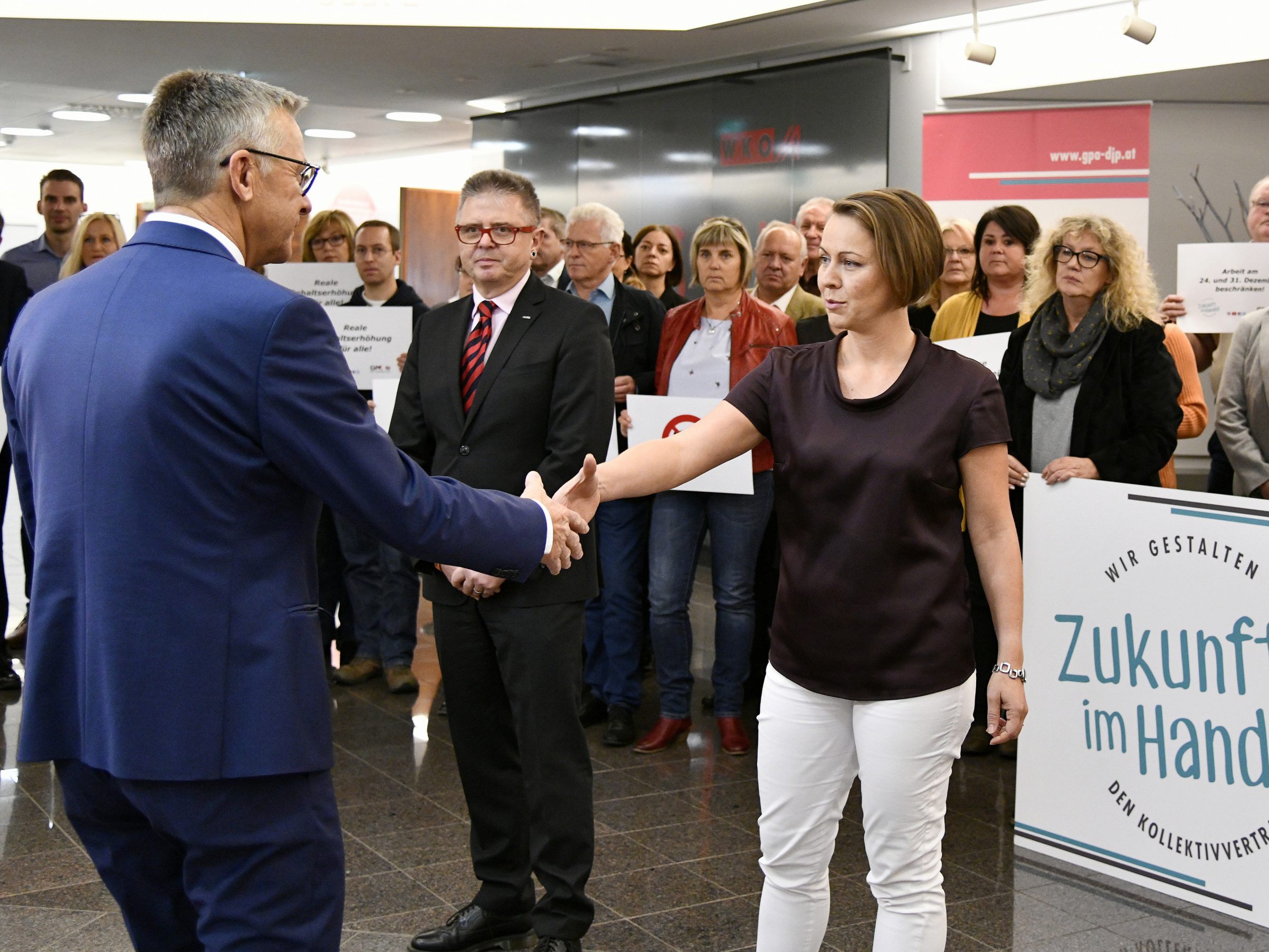 Die Arbeitnehmer wollen 11 Prozent mehr Geld, von der Unternehmerseite liegt noch kein Angebot vor.