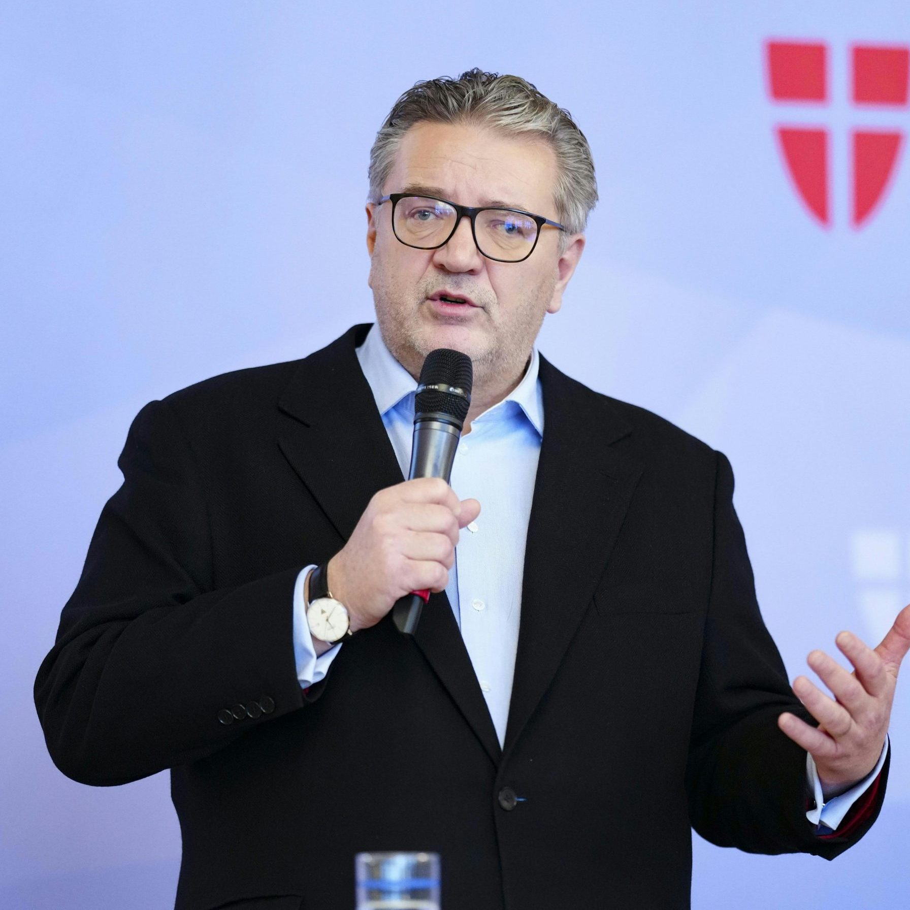 So rechnen die Wiener Spitalsärzte mit Gesundheitsstadtrat Peter Hacker (SPÖ) ab.