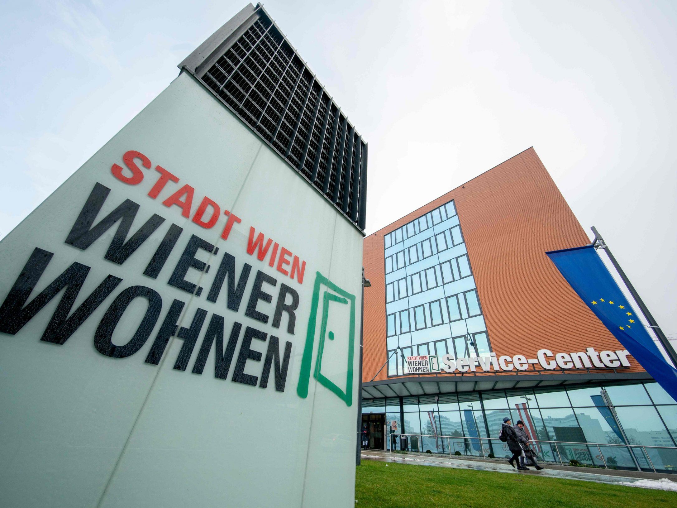 53 Angeklagte müssen sich wegen Korruption und Bestechung vor Gericht verantworten. 53 Angeklagte müssen sich wegen Korruption und Bestechung vor Gericht verantworten.