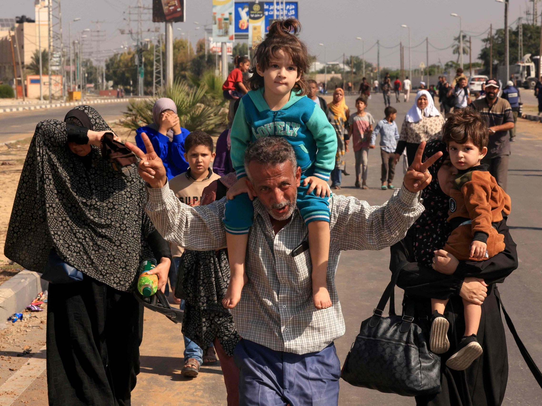 Tausende Menschen im Gazastreifen sind auf der Flucht. Tausende Menschen im Gazastreifen sind auf der Flucht.