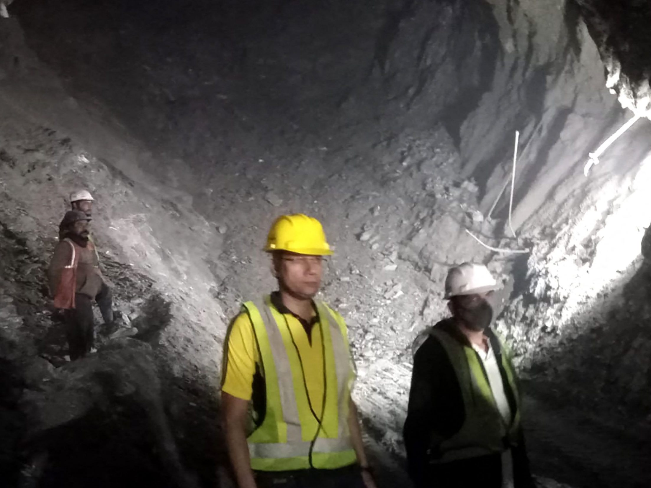Rettung nach Tunnel-Einsturz in Indien dauert an - Arbeiter wohlauf. Rettung nach Tunnel-Einsturz in Indien dauert an - Arbeiter wohlauf.