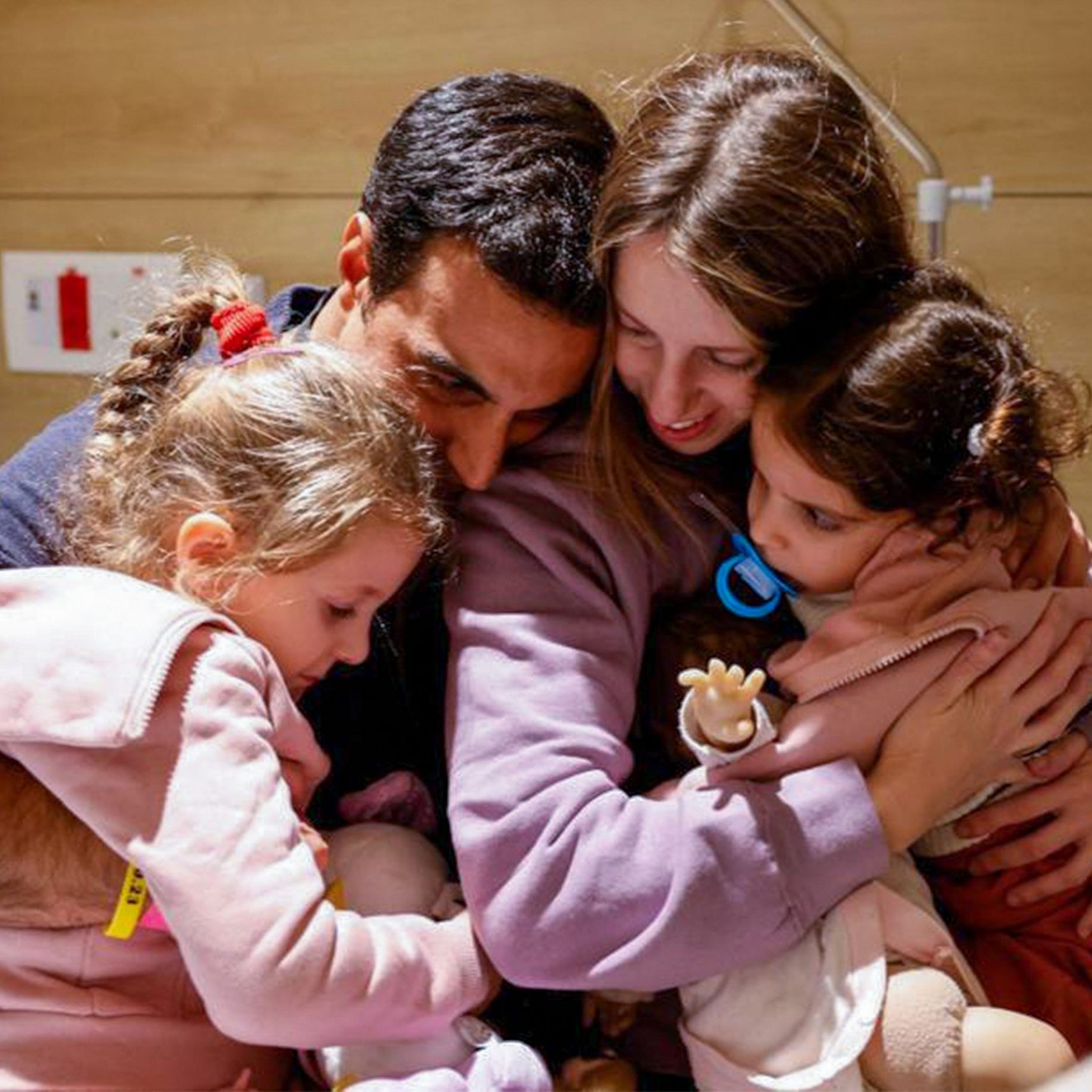 Das Bild zeigt Yoni Asher, der mit seinen Kindern Aviv, 2,5 Jahre alt, ihrer Schwester Raz, 4,5 Jahre alt, und seiner Frau Doron wiedervereint wird, einen Tag nachdem sie im Rahmen eines Geisel-Gefangenen-Austauschabkommens von der Hamas freigelassen wurden.