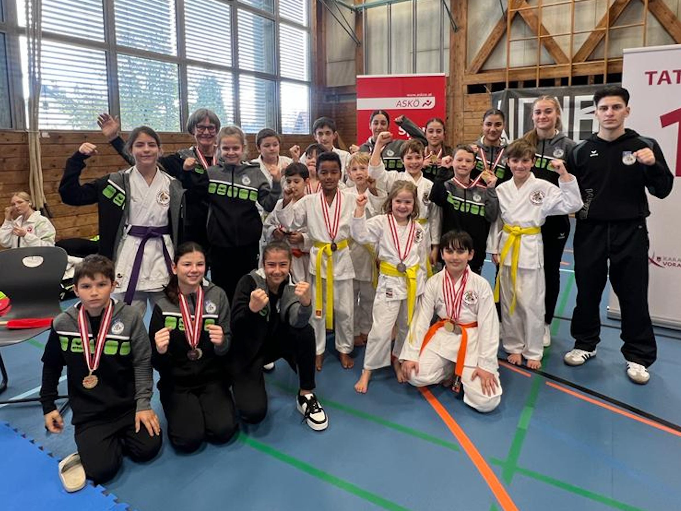 Schon um die Mittagszeit waren die Sportler*innen geschmückt wie Weihnachtsbäume Schon um die Mittagszeit waren die Sportler*innen geschmückt wie Weihnachtsbäume