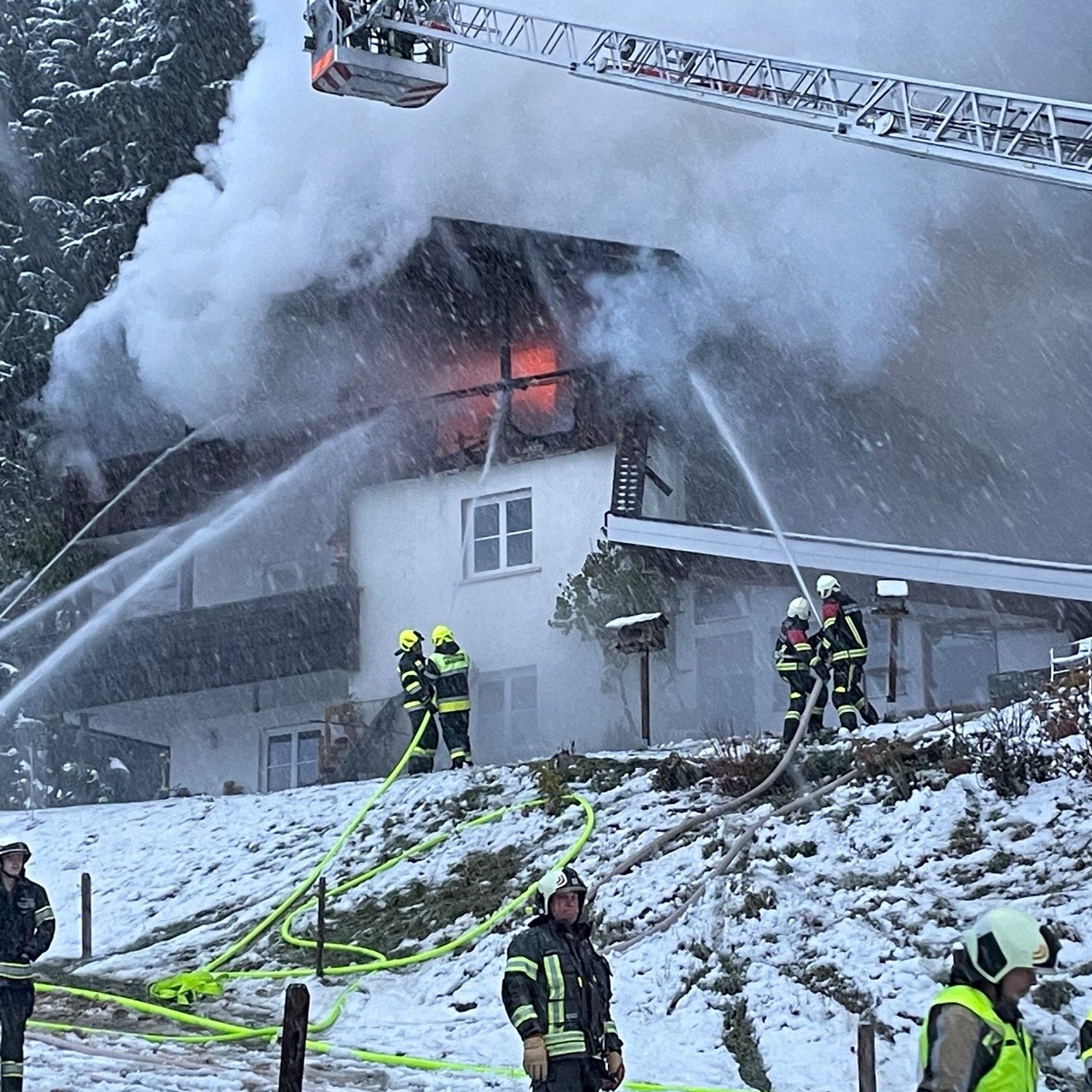 Die Feuerwehr bekämpft den Dachstuhlbrand.