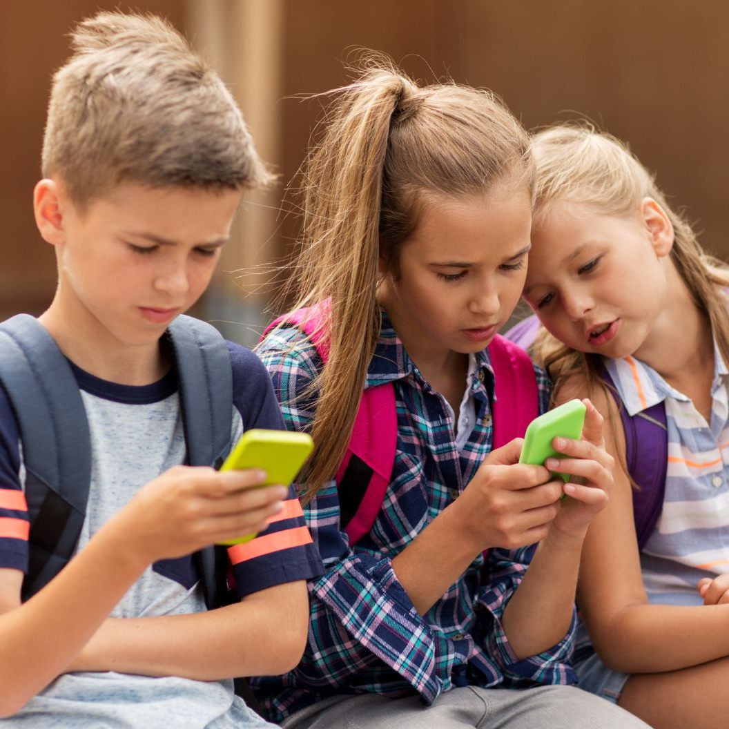 Vor allem Teenager hängen vermehrt am Handy.