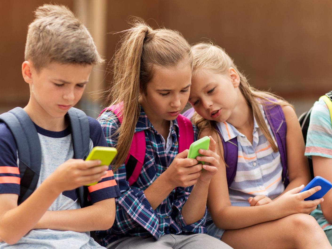 Vor allem Teenager hängen vermehrt am Handy. Vor allem Teenager hängen vermehrt am Handy.