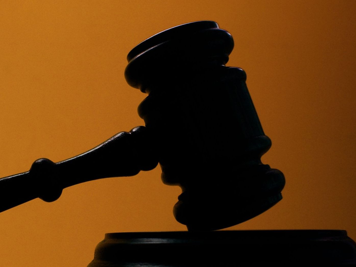 Ein Paar soll seine eigenen Töchter sexuell missbraucht haben. Ein Paar soll seine eigenen Töchter sexuell missbraucht haben.