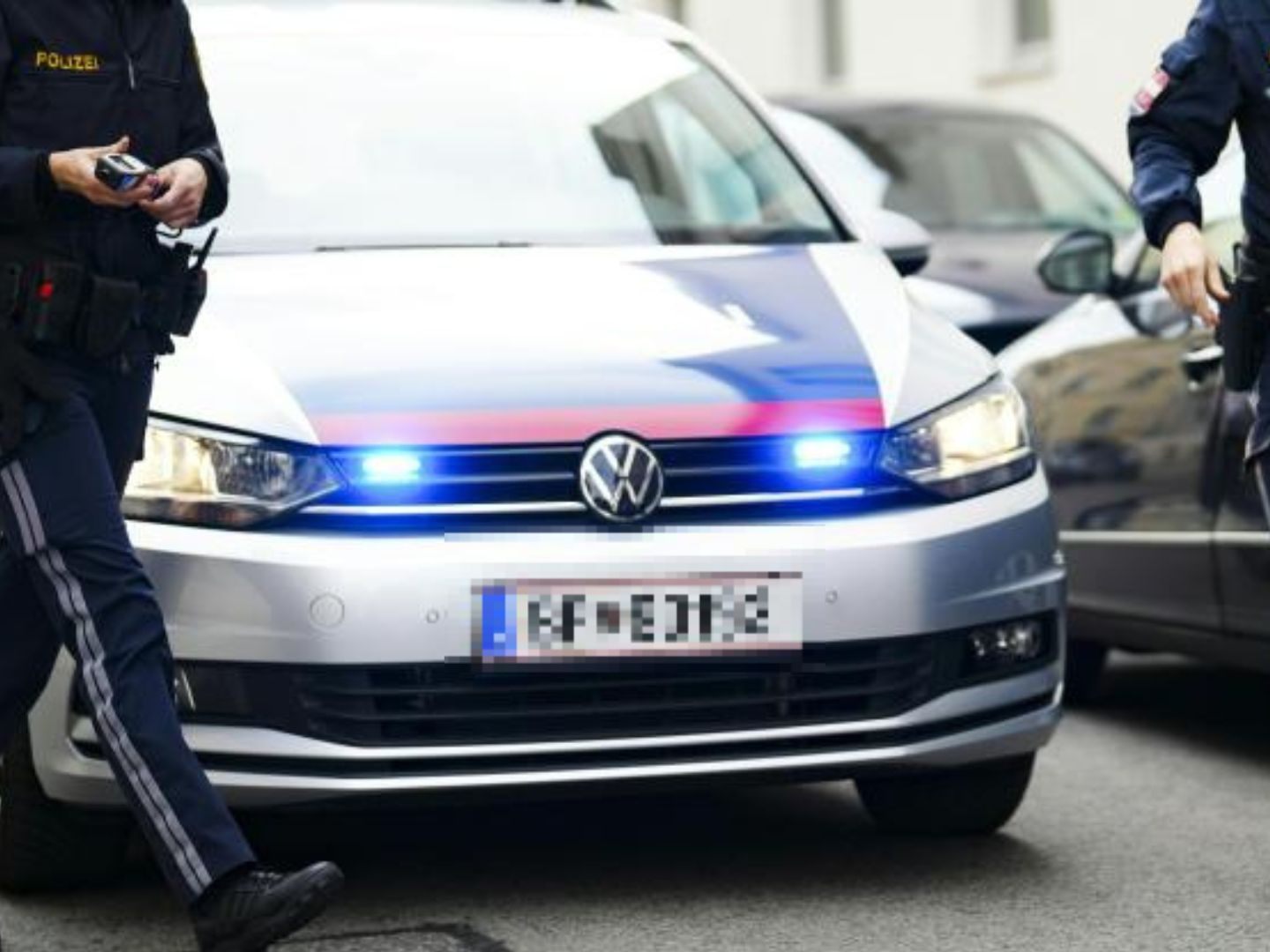 Zwei Jugendliche raubten einen 13-Jährigen in Wien mit dem Messer aus. Zwei Jugendliche raubten einen 13-Jährigen in Wien mit dem Messer aus.