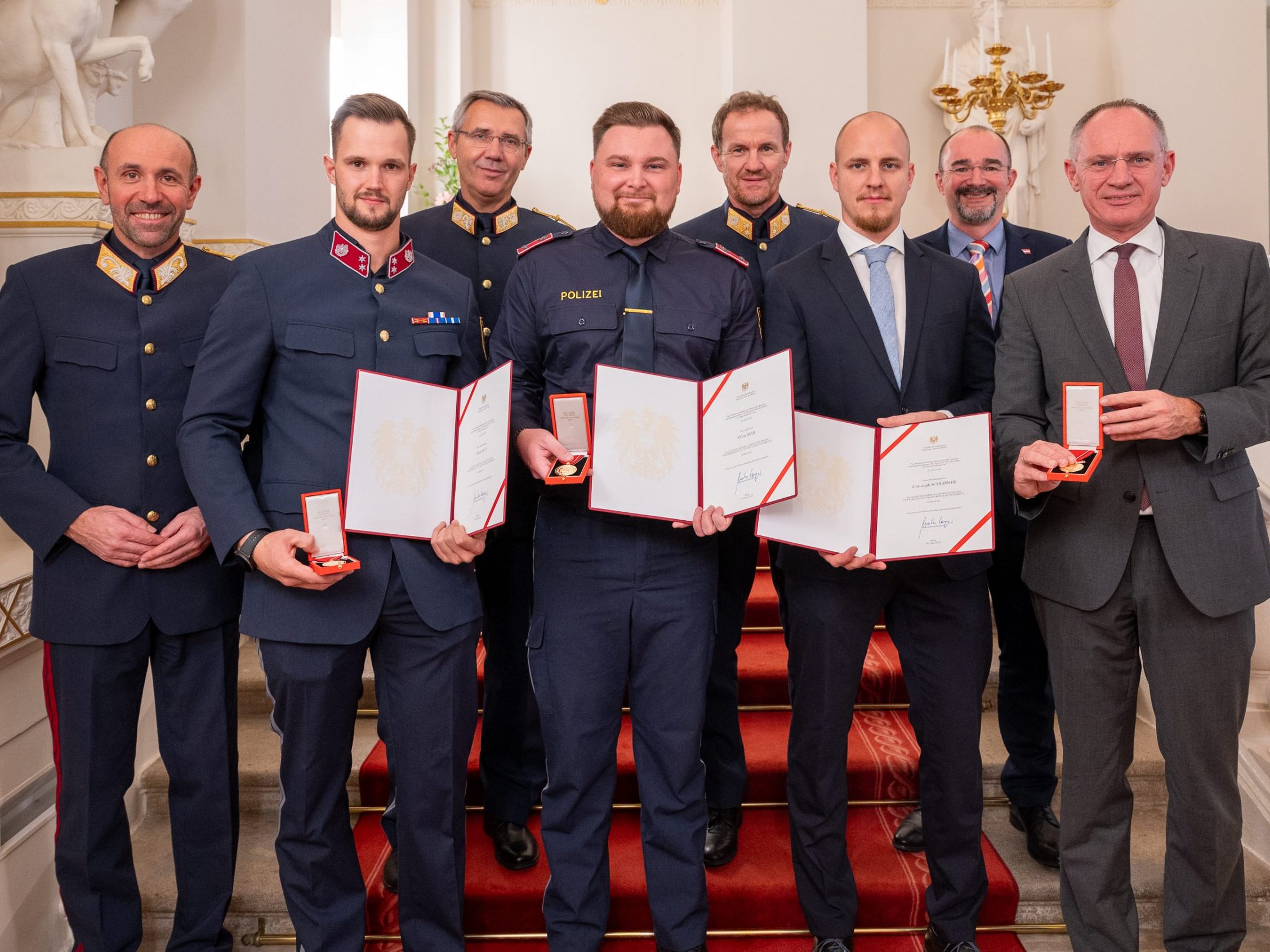 Ehrung von Lebensretter durch Innenminister Karner. Ehrung von Lebensretter durch Innenminister Karner.