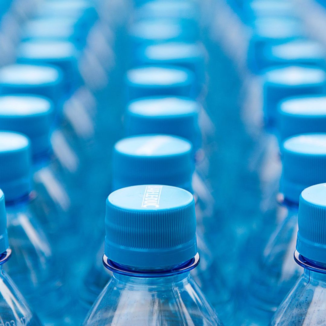 Der VKI richtet sich an die EU, um irreführende Aussagen bezüglich des Recyclings von Plastikflaschen zu verhindern.