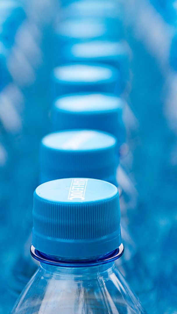 Der VKI richtet sich an die EU, um irreführende Aussagen bezüglich des Recyclings von Plastikflaschen zu verhindern.