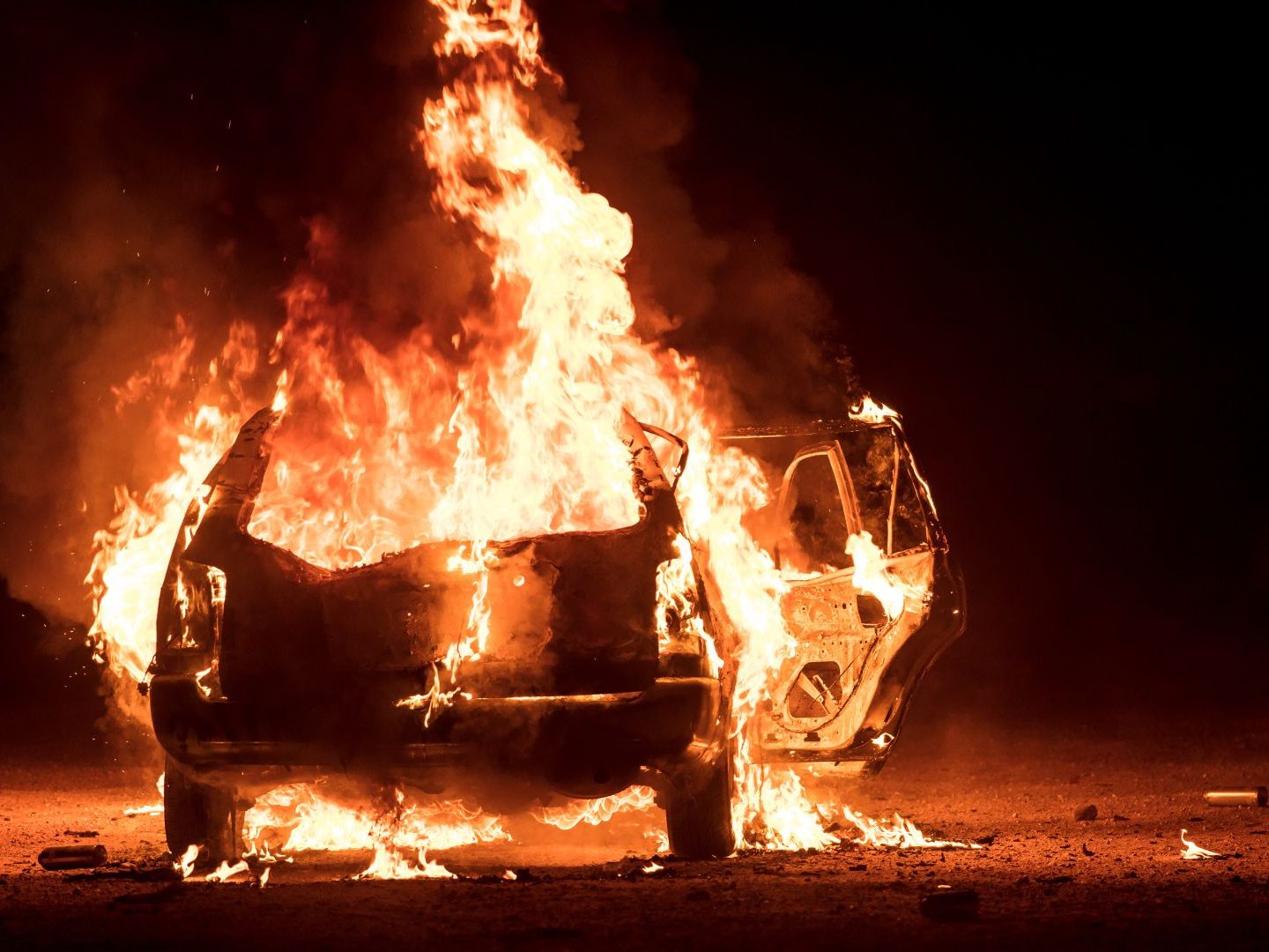 Der Wiener wurde nackt, verletzt und betrunken in der Nähe eines brennenden Autos gefunden. Der Wiener wurde nackt, verletzt und betrunken in der Nähe eines brennenden Autos gefunden.