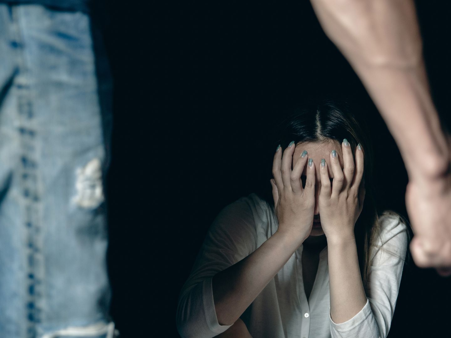Die Frau wurde von ihrem Ehemann geschlagen und mit dem Umbringen bedroht. Die Frau wurde von ihrem Ehemann geschlagen und mit dem Umbringen bedroht.