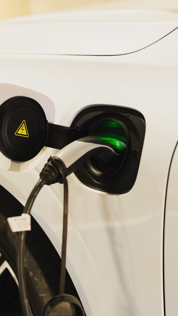 Damit Verbraucher die Preise an E-Ladestationen vergleichen können, wurde eine neue Plattform ins Leben gerufen.