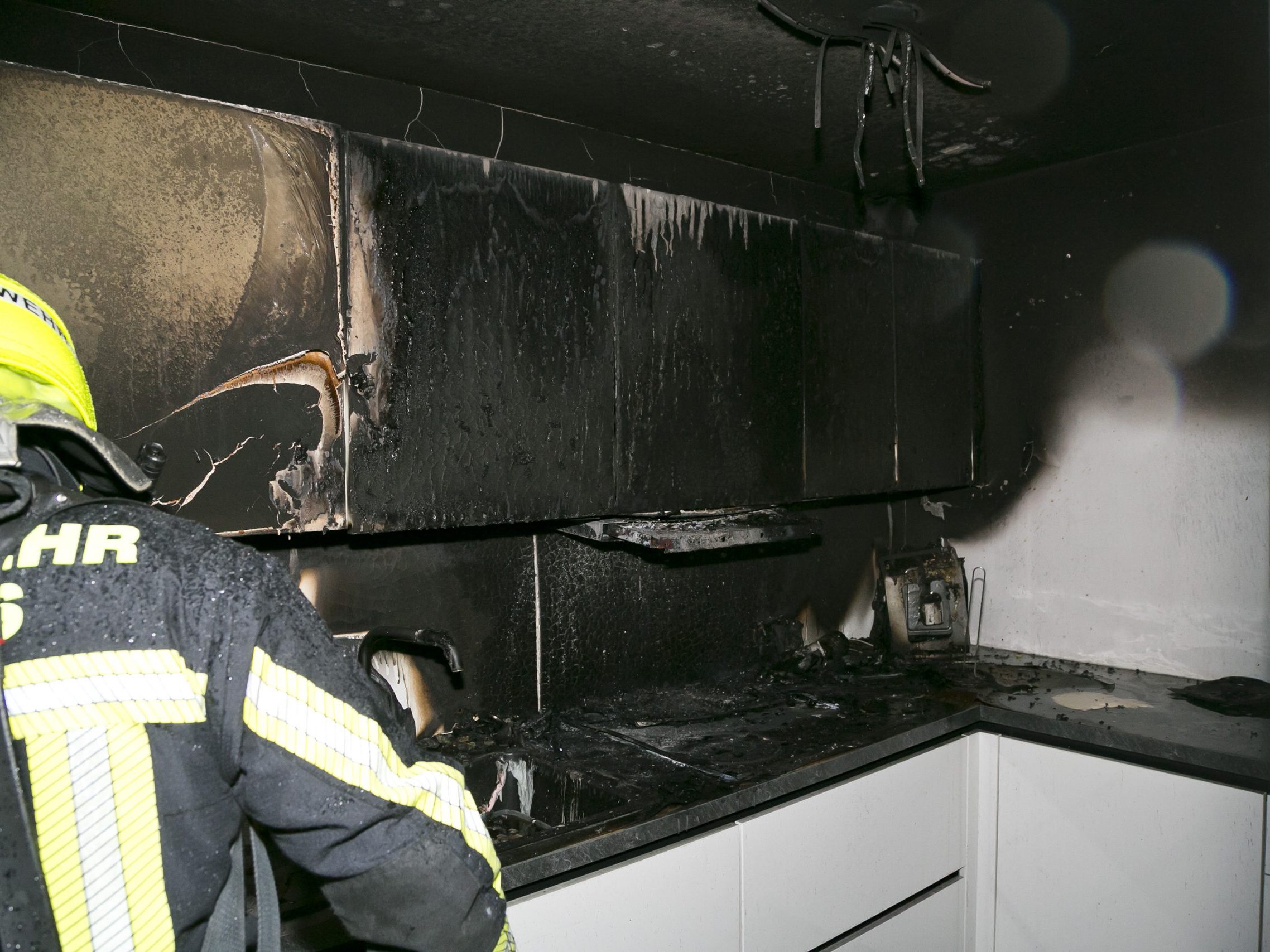 Wohnung nach Brand derzeit unbewohnbar Wohnung nach Brand derzeit unbewohnbar