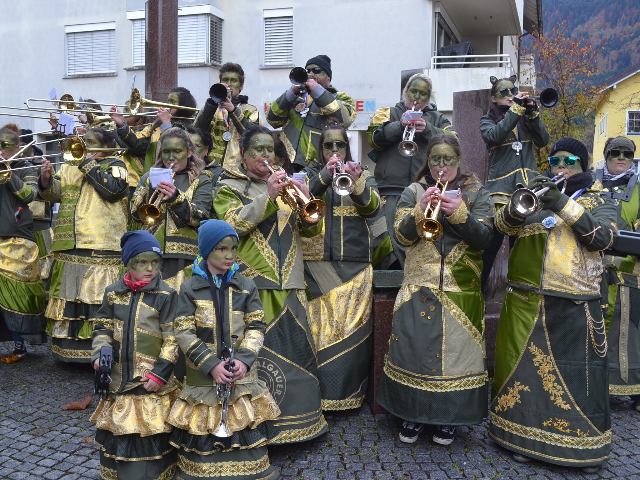 Die „Walgauer Bodasurri“ sorgten für Stimmung auf dem Ramschwagplatz. Die „Walgauer Bodasurri“ sorgten für Stimmung auf dem Ramschwagplatz.