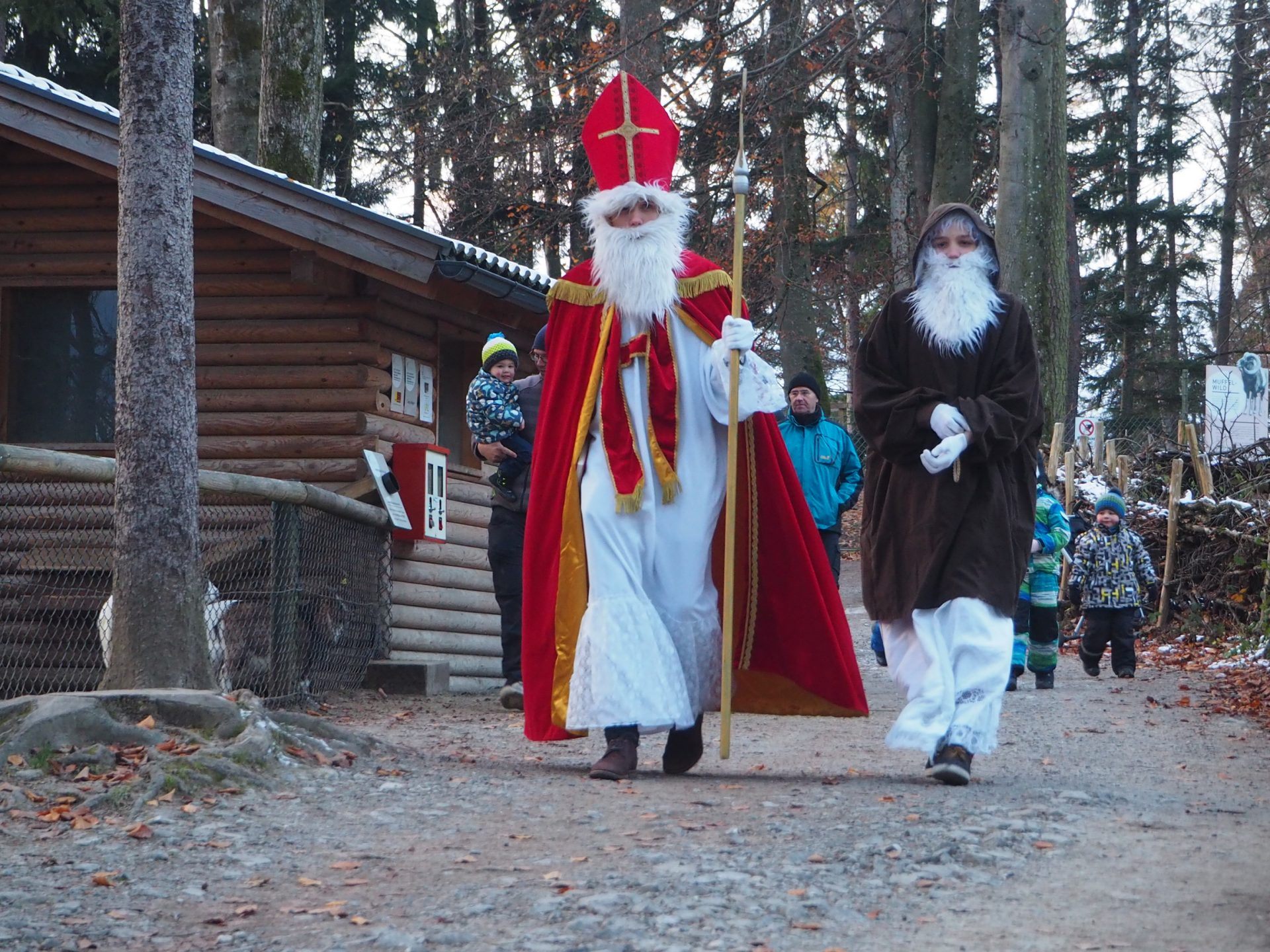 Der Nikolaus verbreitet am 3. Dezember 2023 vorweihnachtliche Stimmung beim Wildpark-Kiosk.