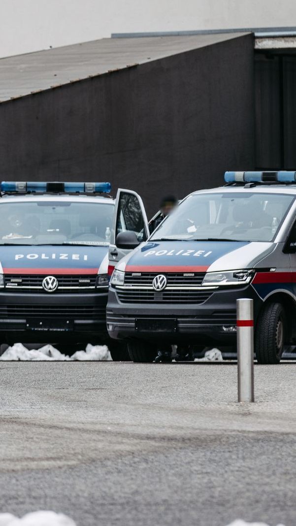 Warum ist die Polizei manchmal ohne Kennzeichen unterwegs?
