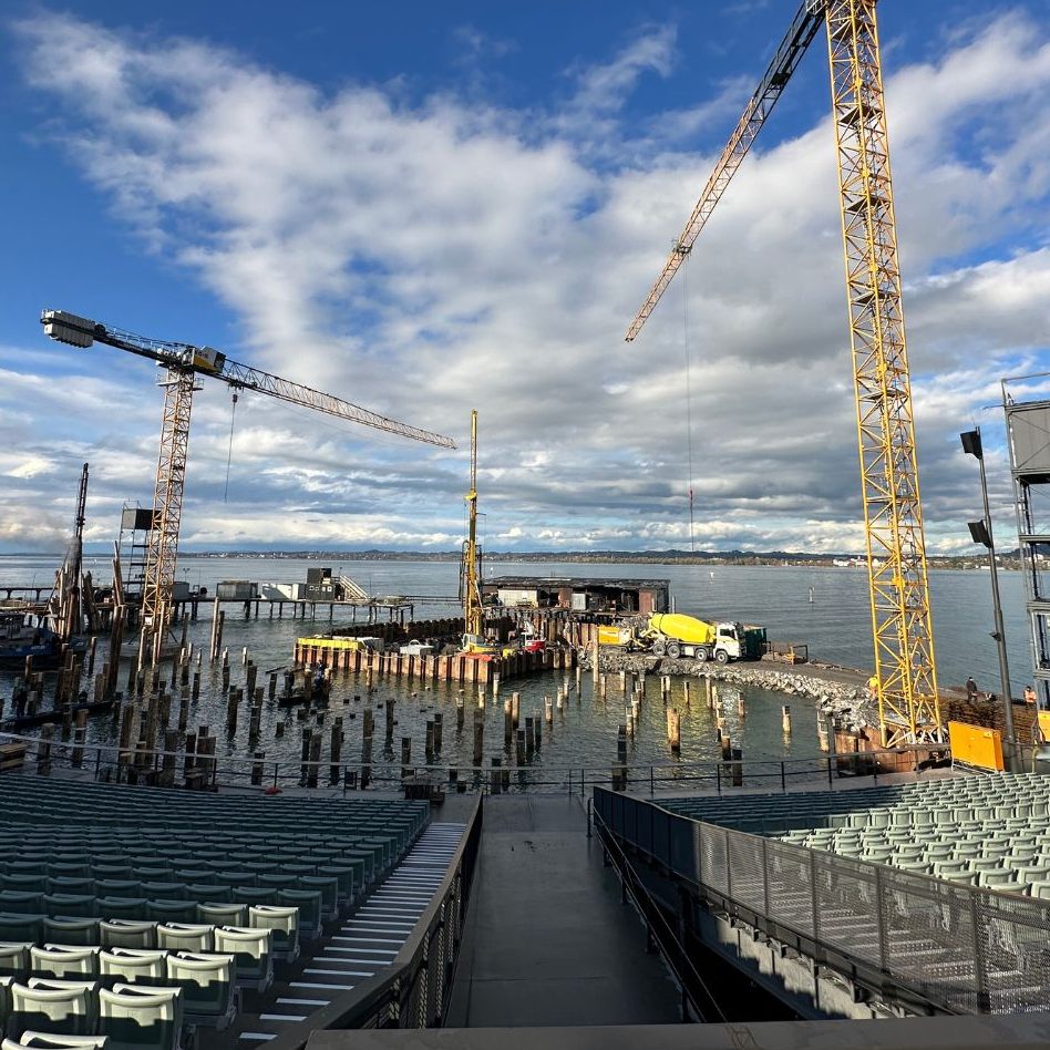 Bei und vor der Seebühne wird derzeit fleißig gewerkelt.