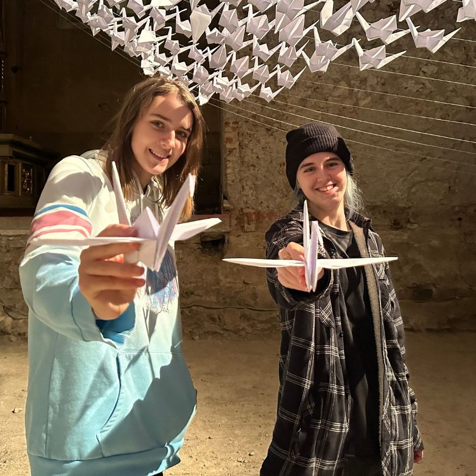 Zwei Götzner Schülerinnen falteten 1000 Kraniche.