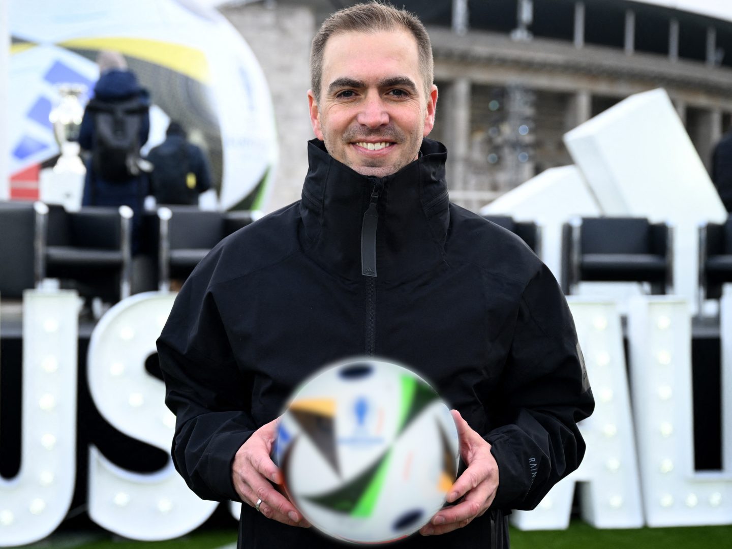 Philipp Lahm posiert mit dem EM-Spielball.